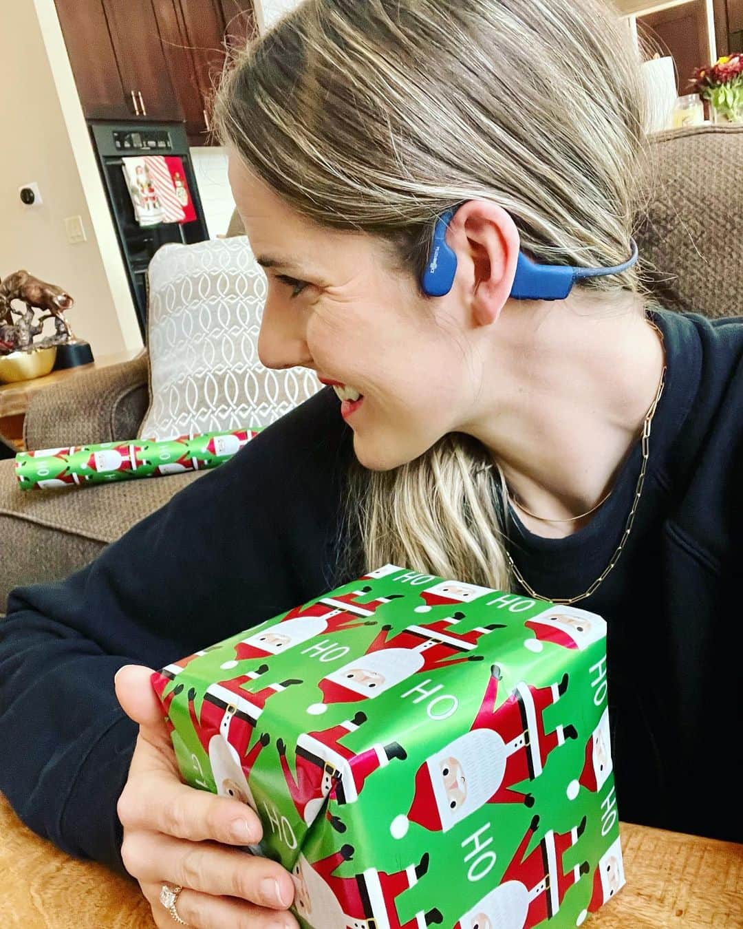 メリッサ・フランクリンのインスタグラム：「Finishing up all my wrapping while listening to my favorite Christmas music and thinking about all of you and how I'd like to spend the last few weeks of 2020! In the spirit of the holidays, I’m giving away one @AfterShokz package from my upcoming Relentless Spirit virtual course that includes a pair of @AfterShokz headphones! Tag someone in need of this holiday gift or someone on your holiday list. I’ll be picking the lucky winner next week! Happy Holidays my loves!❤️  #ShokzSquad #HappyHolidays #Christmas #RelentlessSpirit #ad」