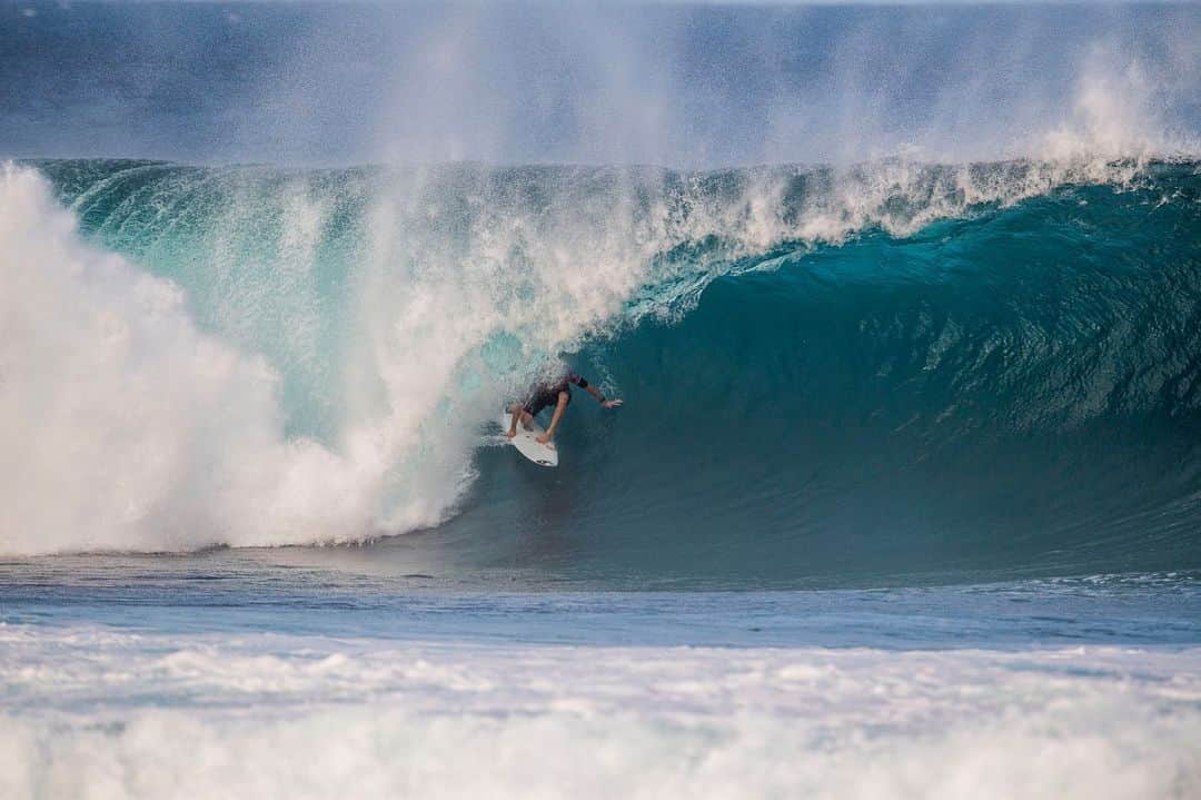 ジョーディ・スミスさんのインスタグラム写真 - (ジョーディ・スミスInstagram)「Yesterday’s action 📷 @tallteef  @redbull_surfing #pipemasters #hawaii」12月19日 4時48分 - jordysmith88