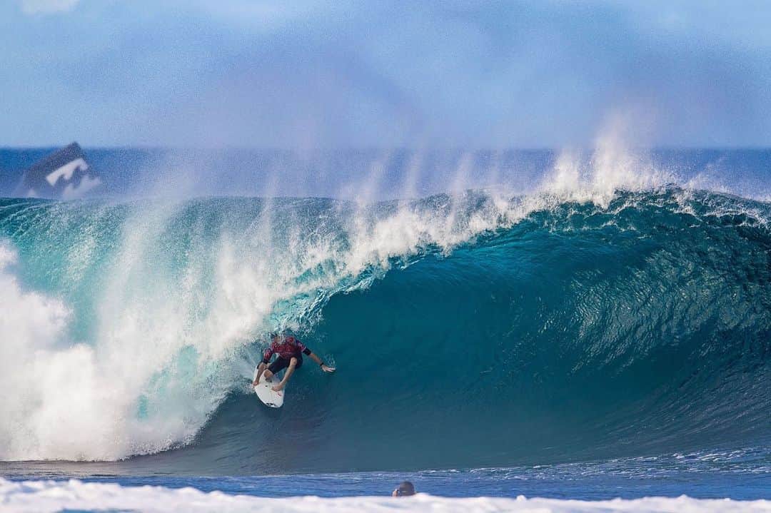 ジョーディ・スミスのインスタグラム：「Yesterday’s action 📷 @tallteef  @redbull_surfing #pipemasters #hawaii」