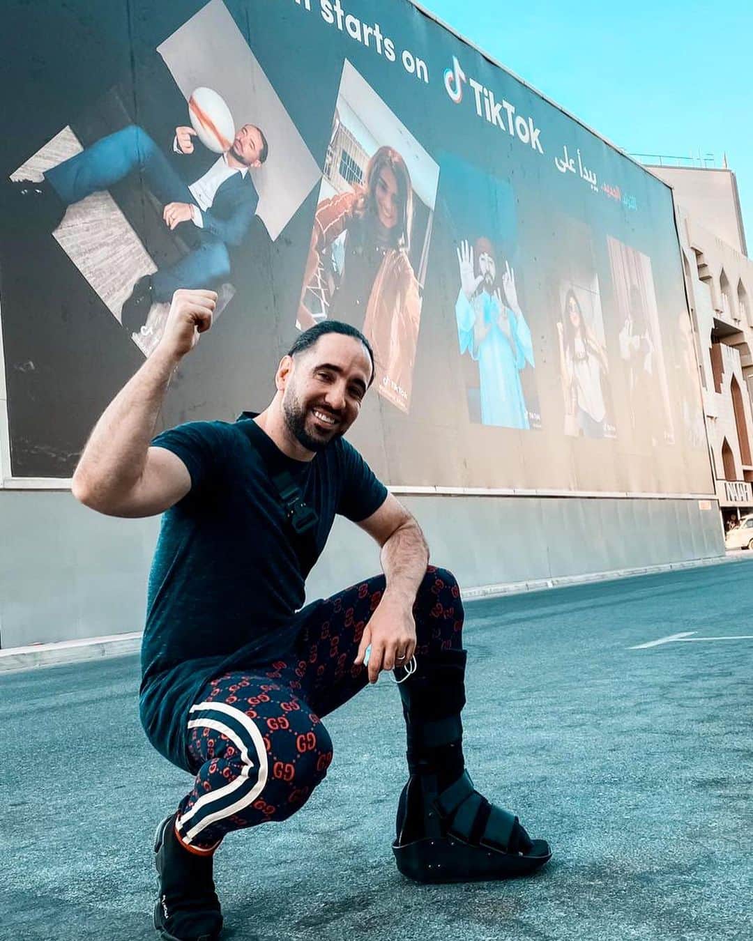 ショーン・ガルニエのインスタグラム：「MOM I MADE IT 👊🏼🔥🤙🏻👍🏻🤪! 🔹 So funny to see yourself in the biggest  pub poster in Dubai 🔹 La vidéo détaille en BIO ⬆️⬆️⬆️ Ma mère ne me croit tjrs pas ...  #inspiration #seangarnier」