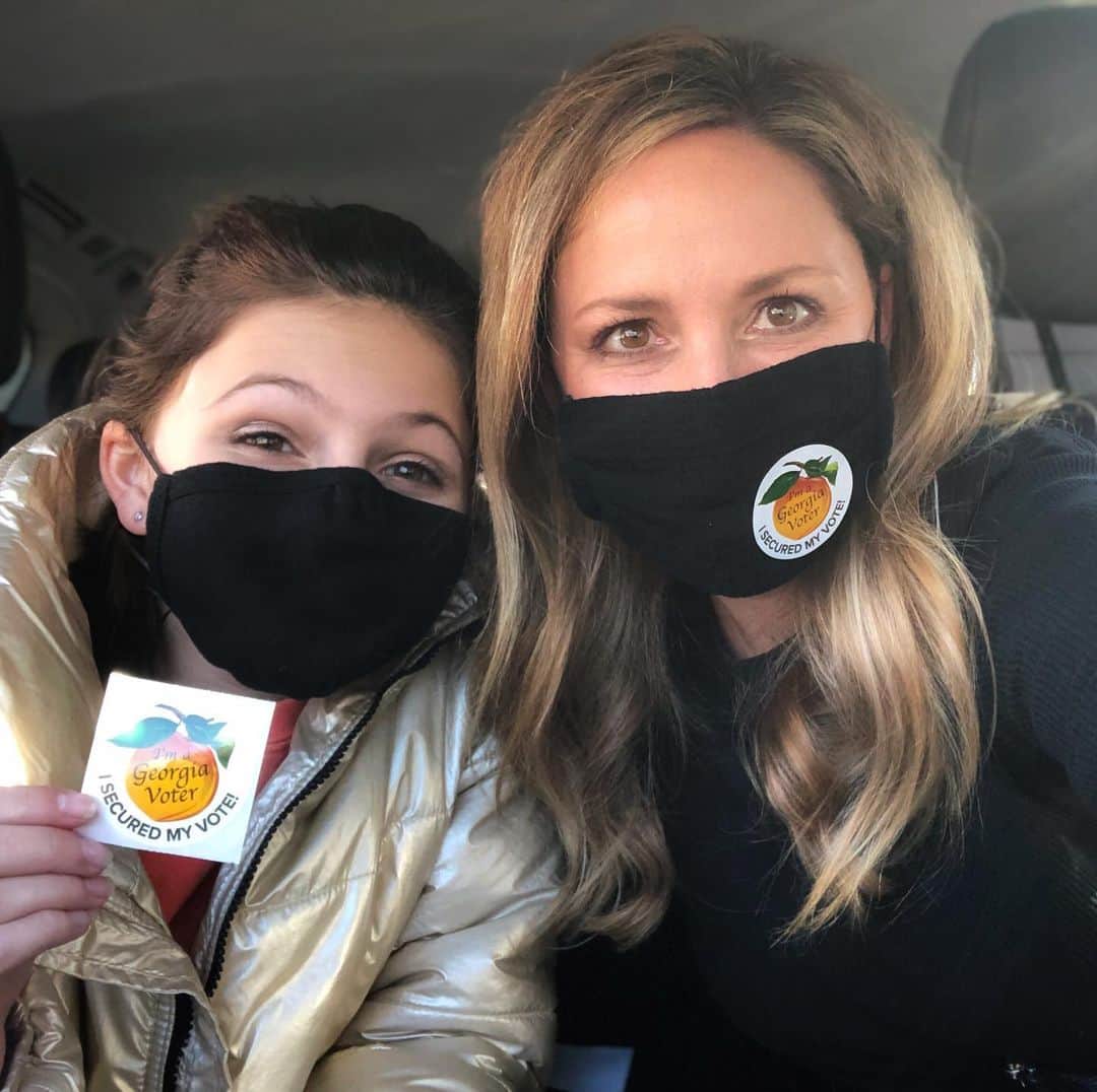 Angie Keiserのインスタグラム：「Skipped reading the history lesson today, in an effort to make some instead 👊🏼 In and out in under 10 minutes. (and no, she didn’t vote, but she gladly accepted the sticker they offered ) 💙 #GAvoteearlyday #georgiarunoff」