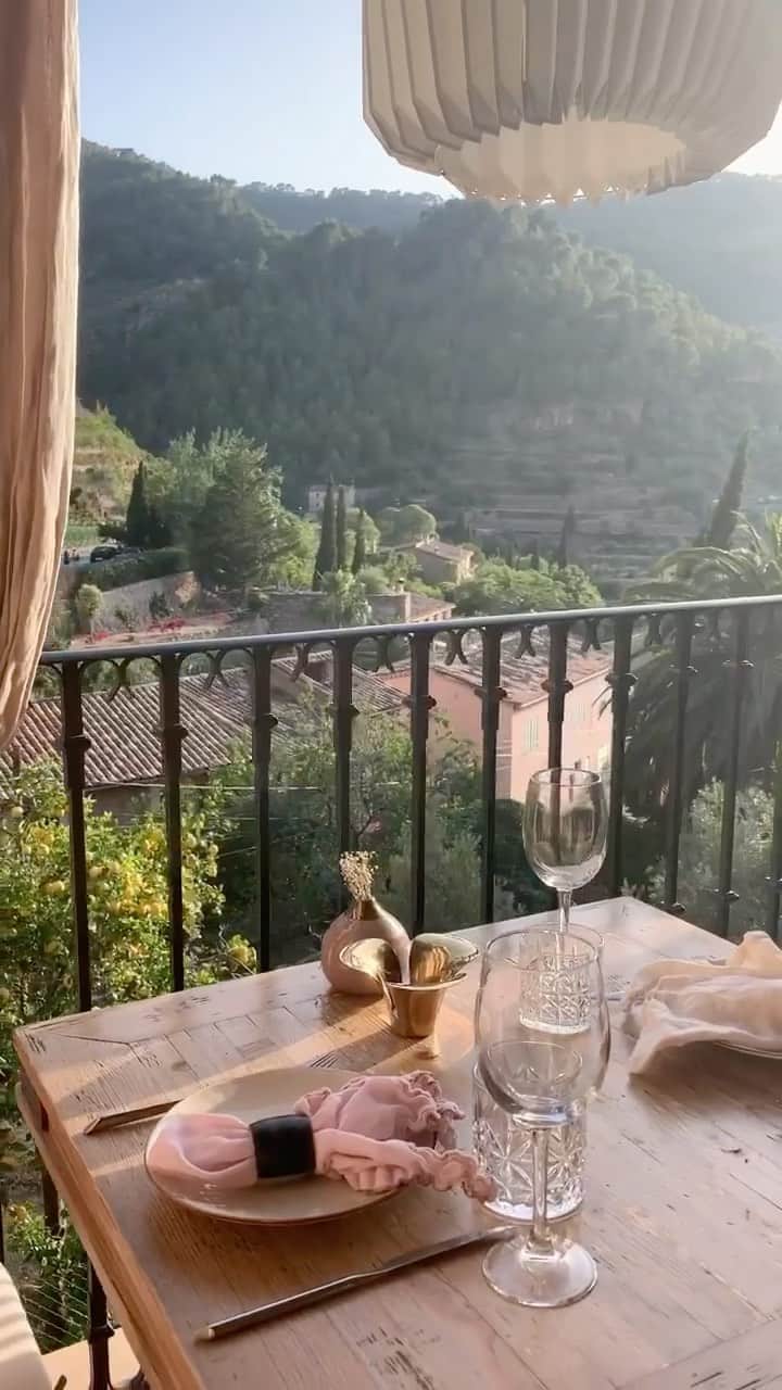 クリスタ・B・アレンのインスタグラム：「Deia, Mallorca 🇪🇸 tag the person you’d like to dine with here :)」