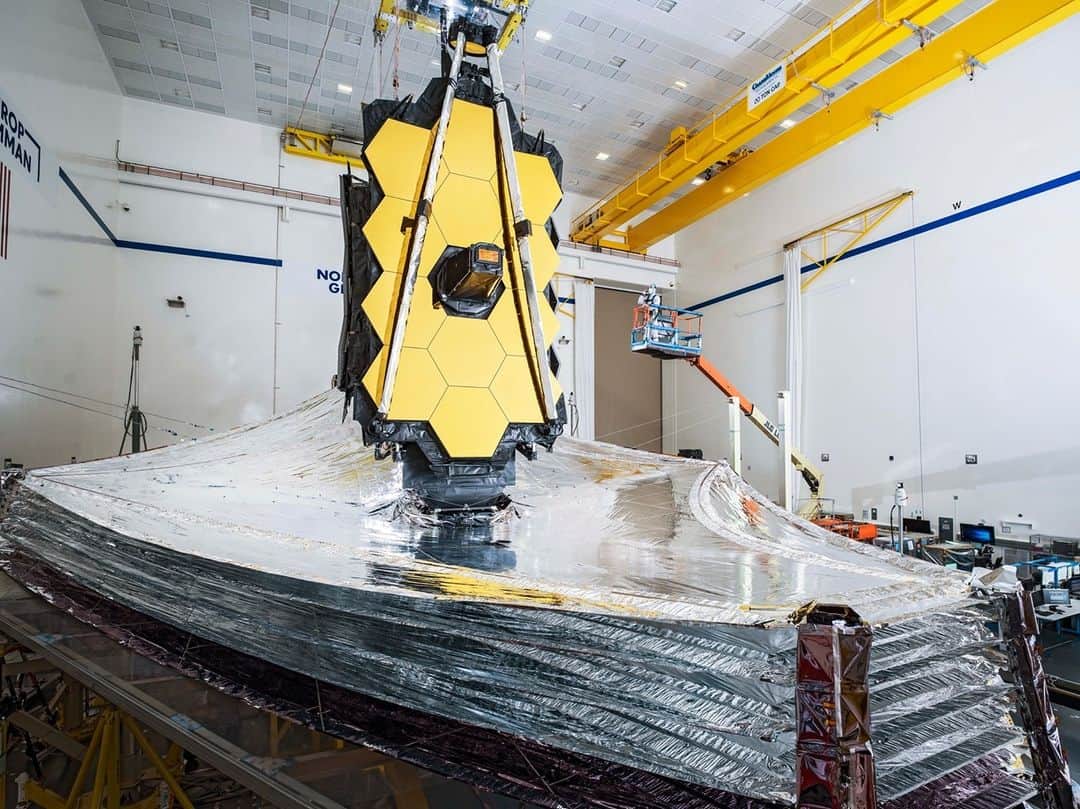 NASAさんのインスタグラム写真 - (NASAInstagram)「For the final time on Earth, @NASAWebb has successfully unfolded and tensioned its sunshield, just like it will in space!  The size of a tennis court, this kite-shaped structure will always block heat from the Sun. The side of the sunshield facing the Sun will be a blistering 230 degrees F, while the other side will be a frigid -394 degrees F! This helps ensure that the telescope's sensitive mirrors & optics will be kept super cold in order to see in infrared light.  During testing, engineers simulated a zero-gravity environment using a complex system of pulleys and cables. Read more at the link in our bio.  Image Credit: NASA/Chris Gunn  #jwst #jameswebbspacetelescope #nasa #space #engineering #nasawebb」12月19日 4時49分 - nasagoddard