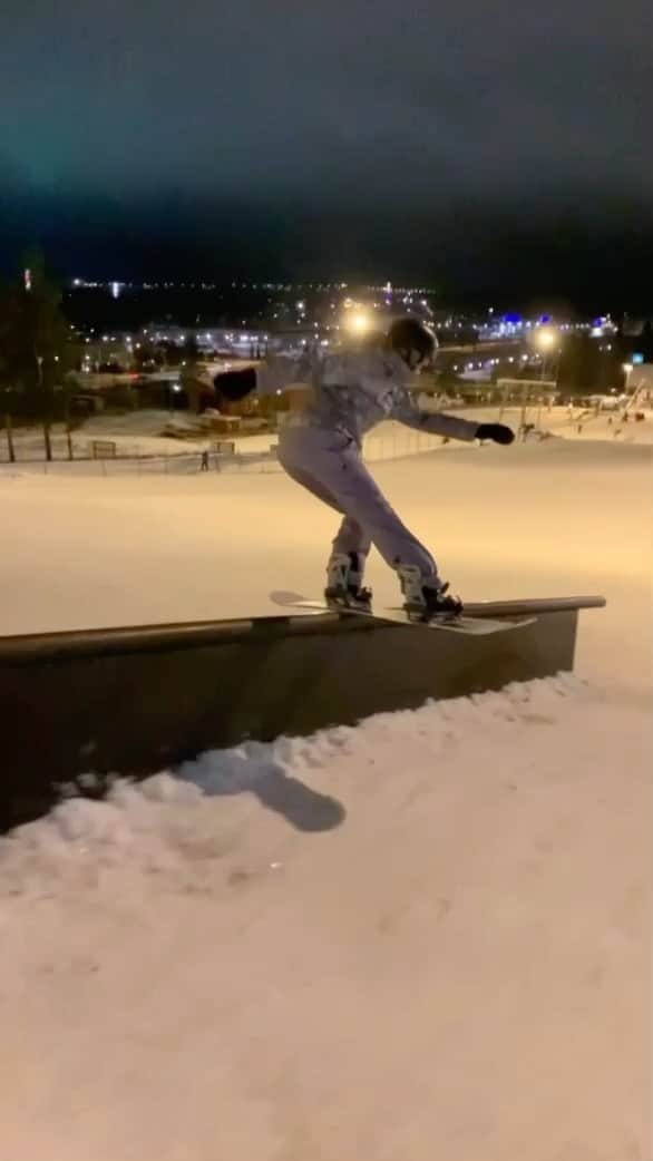 アナログクロージングのインスタグラム：「Couple clips under the lights with @tsarkipaju💡 🎥: @arttusarkipaju & @laurikohtala  #Burton #Snowboarding」