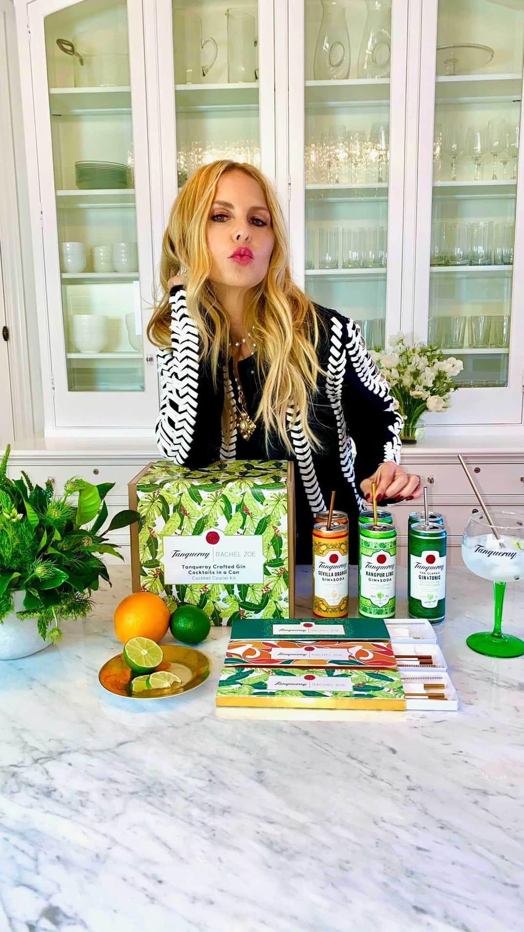 レイチェル・ゾーのインスタグラム：「I am back with my friends @tanquerayusa to bring you another episode of “Sip In Style”. Join me for an inside look at the new cocktail kit that features my co-designed packages of reusable, metal straws and Tanqueray’s delicious Crafted Gin Cocktails in a Can. These exclusive kits are the perfect gift and literally all the work is done for you! Shop these kits @cocktailcourier and find just the straws on @shoprachelzoe ✨See more in story! Cheers! XoRZ #GinIsIn #holiday #gift」