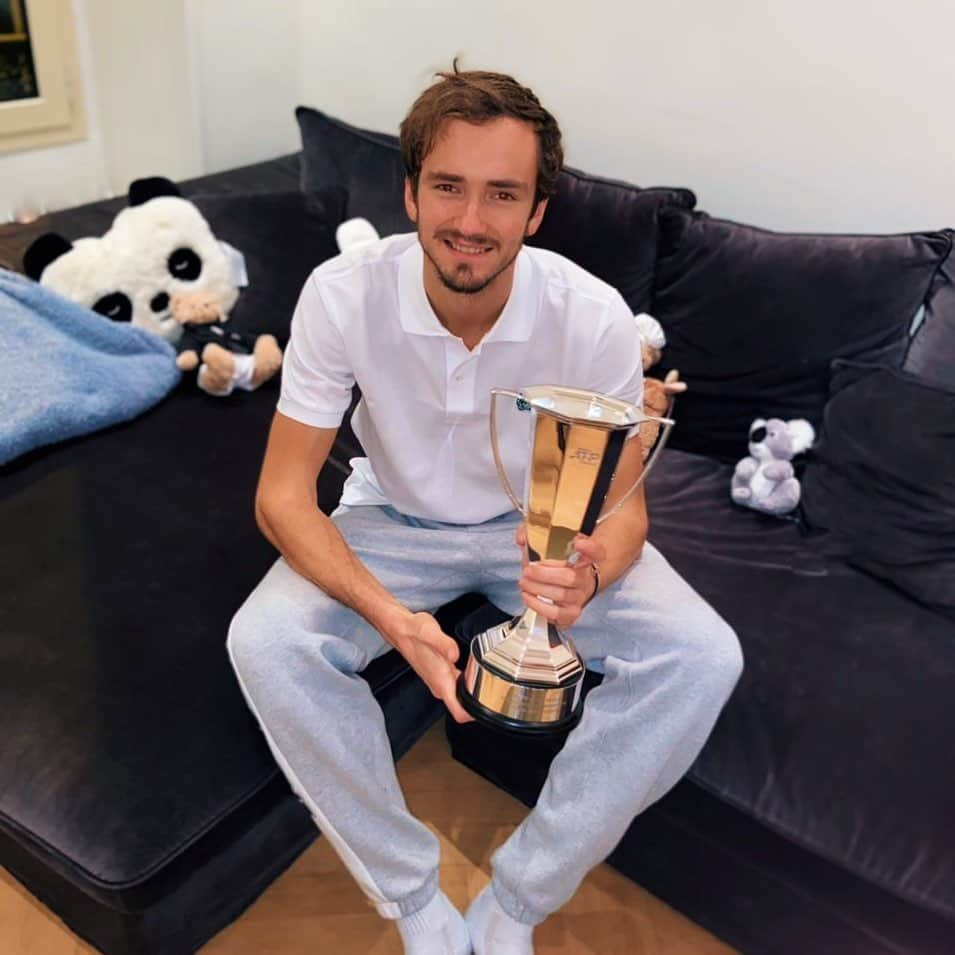 ダニール・メドベージェフのインスタグラム：「Look who finally arrived🥳 sweet memories 😍#London #atpfinals // Наконец-то доставили🥳 приятные воспоминания 😍 #London #nitto」