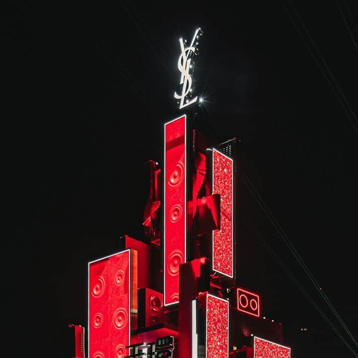 Yves Saint Laurent Beautyさんのインスタグラム写真 - (Yves Saint Laurent BeautyInstagram)「Get carried away, at the YSL Xmas Wild Baby Cat Pop Up Shop in Guangzhou.  Witness the giant Christmas Tree composed of speakers and digital screens, that quickly transports you to our festive and wild YSL Beauty party. YSL Beauty is lighting up the holiday night sky until January 3rd. Don't miss it! #giftwildly #yslbeauty #guangzhou」12月19日 4時58分 - yslbeauty