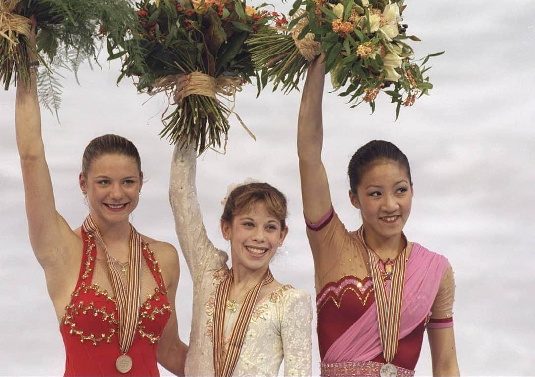 ISUグランプリシリーズさんのインスタグラム写真 - (ISUグランプリシリーズInstagram)「📝 Do you know who is the youngest skater to have won the title of World Champion? Check out the link in our stories for a feature story on @taralipinski who was known for her triple Loop-triple Loop combination, a jump that she landed as the first woman to do so in competition!   Full story at isu.org !  #FigureSkating」12月19日 5時02分 - isufigureskating_x