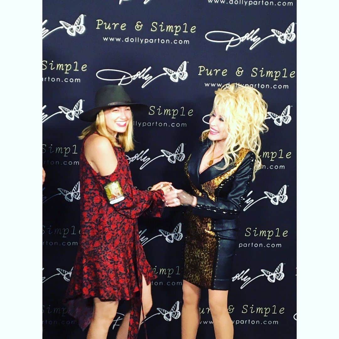 ベス・ベアーズのインスタグラム：「Find someone who looks at you the way @dollyparton looks at me! 🤣Loved writing what Dolly means to me for @thebluegrasssituation this month! Check it out !link in my stories!」