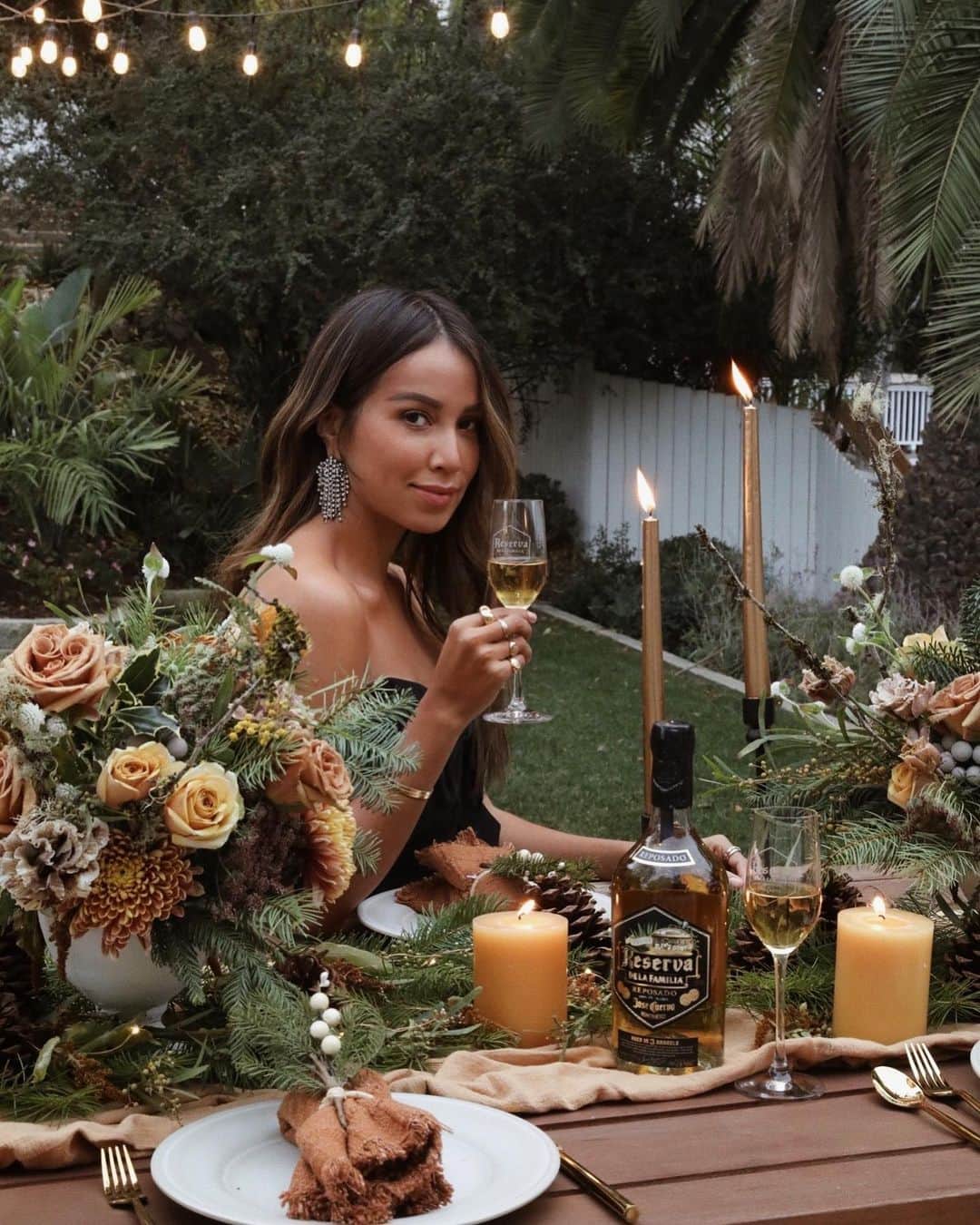 ジュリー・サリニャーナのインスタグラム：「#AD This holiday season Kevin and I are sharing a glass of the Reserva de la Familia Reposado. A new expression the @josecuervotequila family introduced to celebrate their 25th anniversary. Kevin fell in love with tequila on our first trip to Mexico. So to bring back a little nostalgia this season we decided to have a little fancy backyard dinner and indulge! ❤️✨ #sponsoredbyCuervo #21+ #ReservaDeLaFamilia」