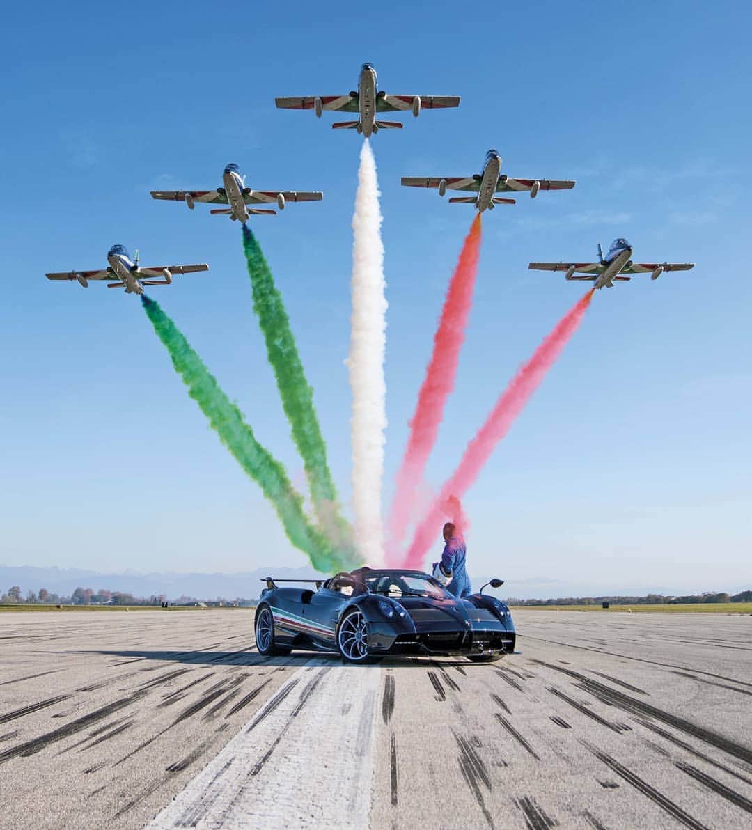 パガーニ・アウトモビリのインスタグラム：「The name speaks for itself.  In 2010, Pagani paid tribute to Frecce Tricolori's 50 years by presenting the Zonda Tricolore, a hypercar of which only three examples were made. Today it is one of the most exclusive and sought-after Zonda models in circulation.  In 2020, Pagani celebrates this new milestone by adding another piece to a mosaic created from passion, tradition and the spirit of collaboration.  Read more on our website or click the link in bio!  #pagani #huayra #huayratricolore #freccetricolori #aeronauticamilitare #aviation #italianairforce」