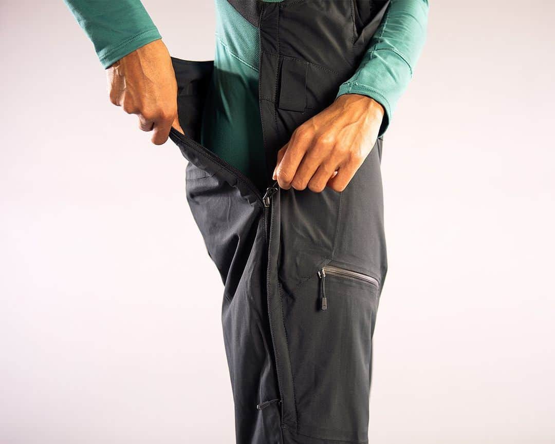 マウンテンハードウェアさんのインスタグラム写真 - (マウンテンハードウェアInstagram)「Get waist-deep in pow without worry. Check out this season’s bibs and pants, featuring everything from insulated to uninsulated, a low-profile suspender design to full coverage, and women’s specific styles.」12月19日 5時23分 - mountainhardwear