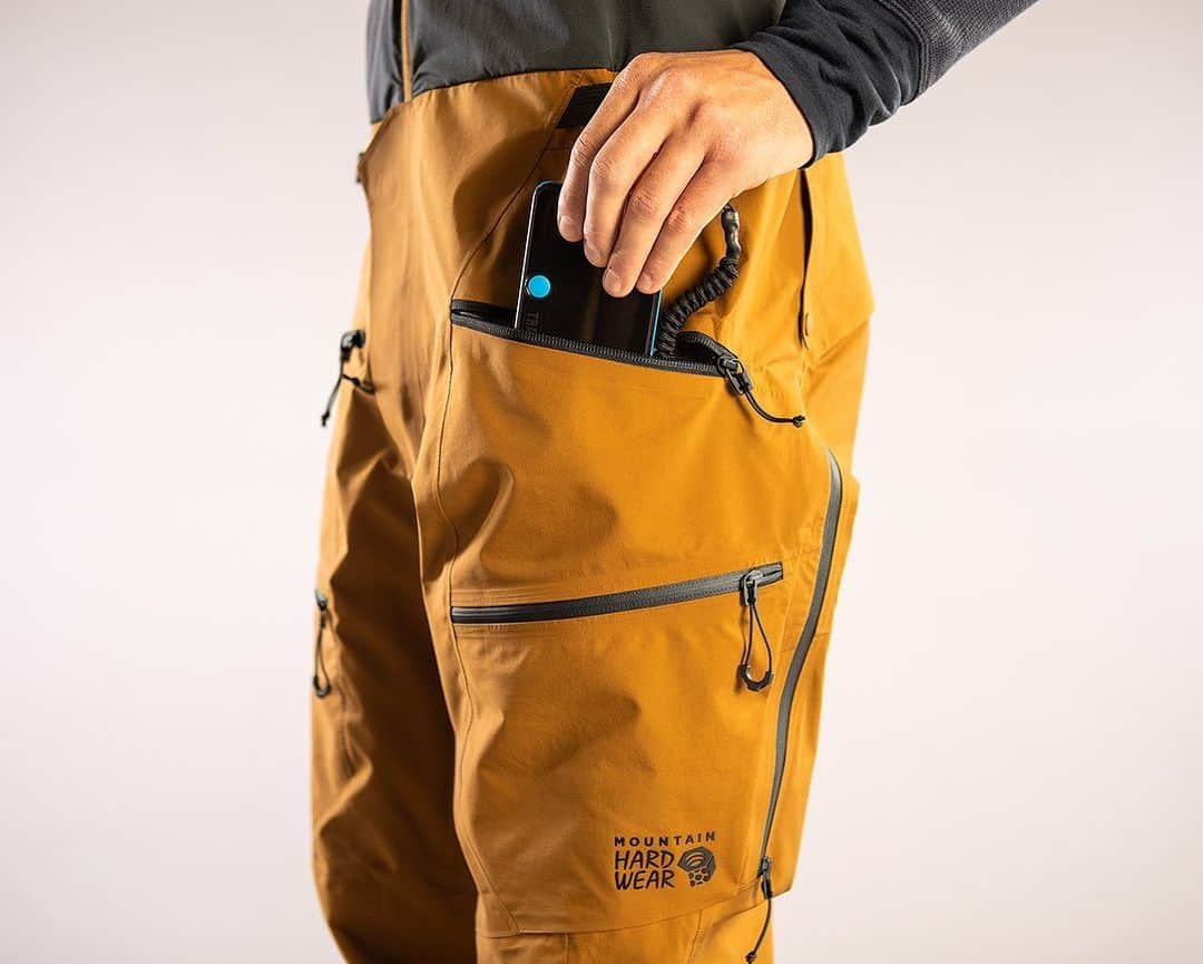 マウンテンハードウェアさんのインスタグラム写真 - (マウンテンハードウェアInstagram)「Get waist-deep in pow without worry. Check out this season’s bibs and pants, featuring everything from insulated to uninsulated, a low-profile suspender design to full coverage, and women’s specific styles.」12月19日 5時23分 - mountainhardwear