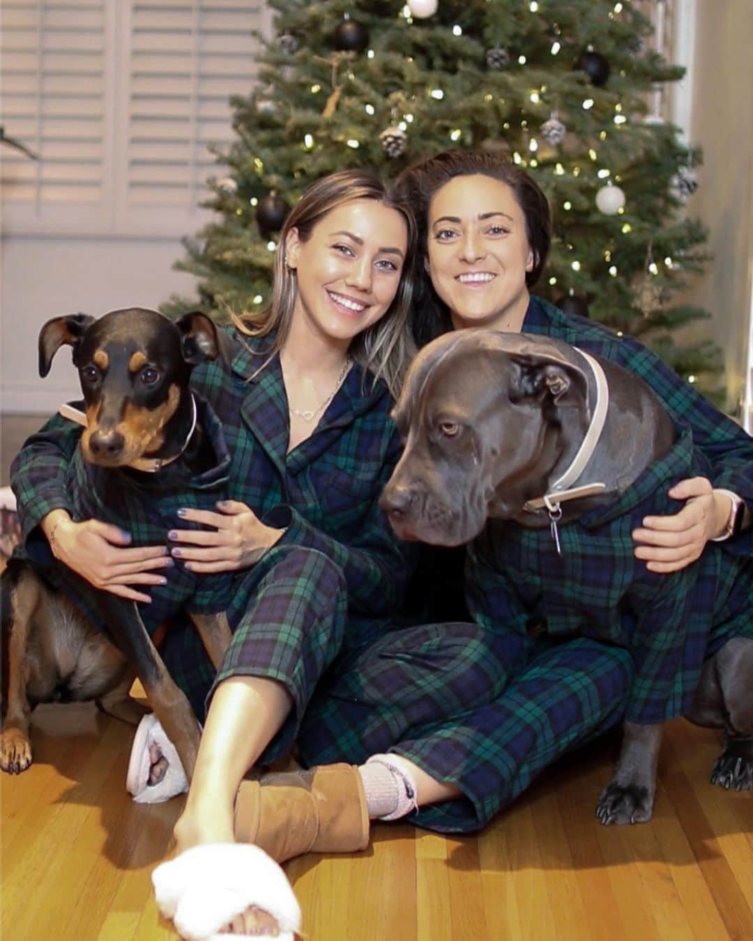 Camden Scottのインスタグラム：「Please enjoy our failed attempt at a family Christmas photo」