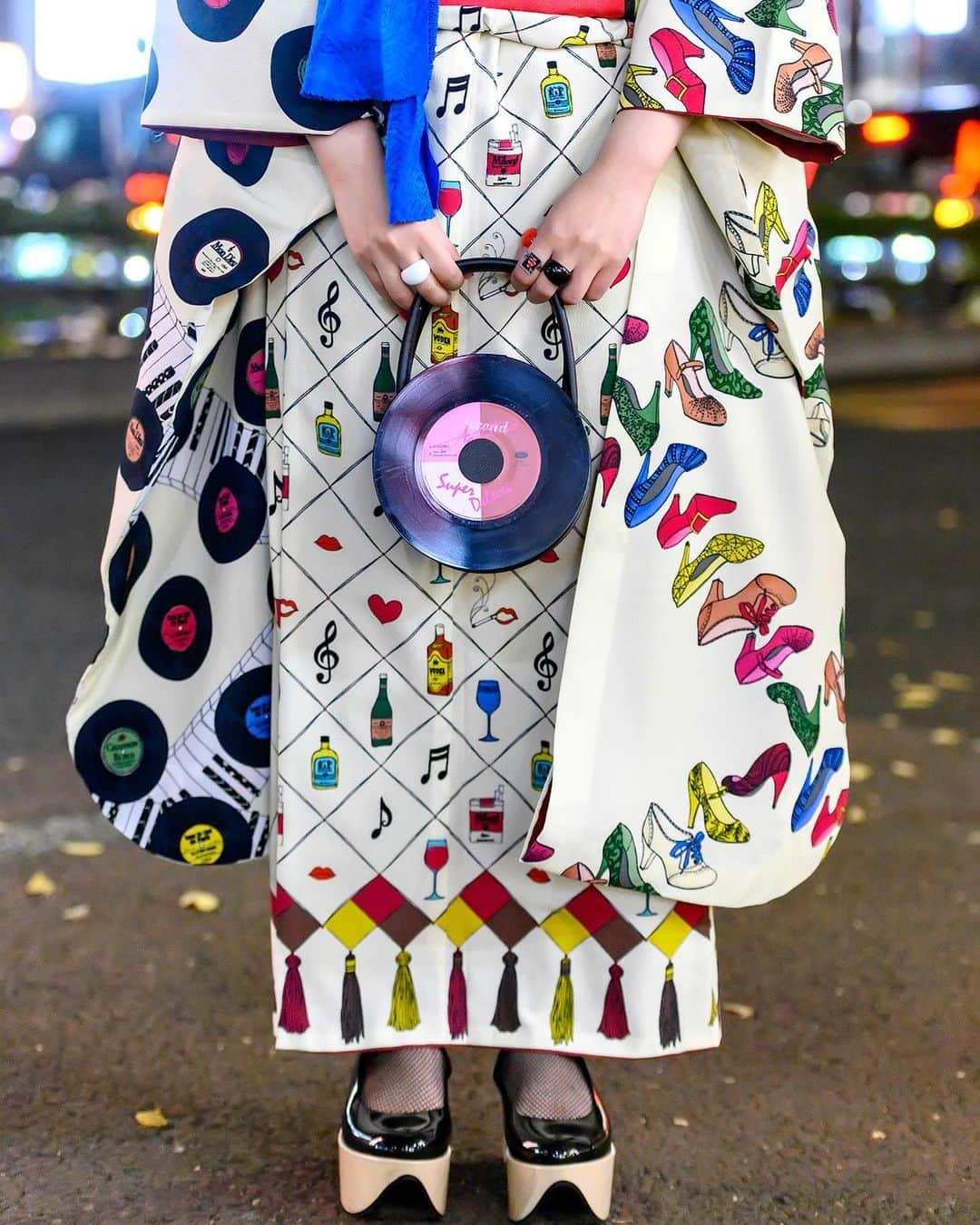 Harajuku Japanさんのインスタグラム写真 - (Harajuku JapanInstagram)「20-year-old Japanese student Merica (@_mericaaaaaa_) on the street in Harajuku wearing a kimono with a modern pop print and color block obi by Tsumori Chisato, a Memnon vinyl record handbag, and Vivienne Westwood rocking horse shoes. She was also wearing a face mask by Harajuku art label Erostika, but she took it off for the photos. Swipe left to see a shot of her colorful obi!!」12月19日 5時20分 - tokyofashion