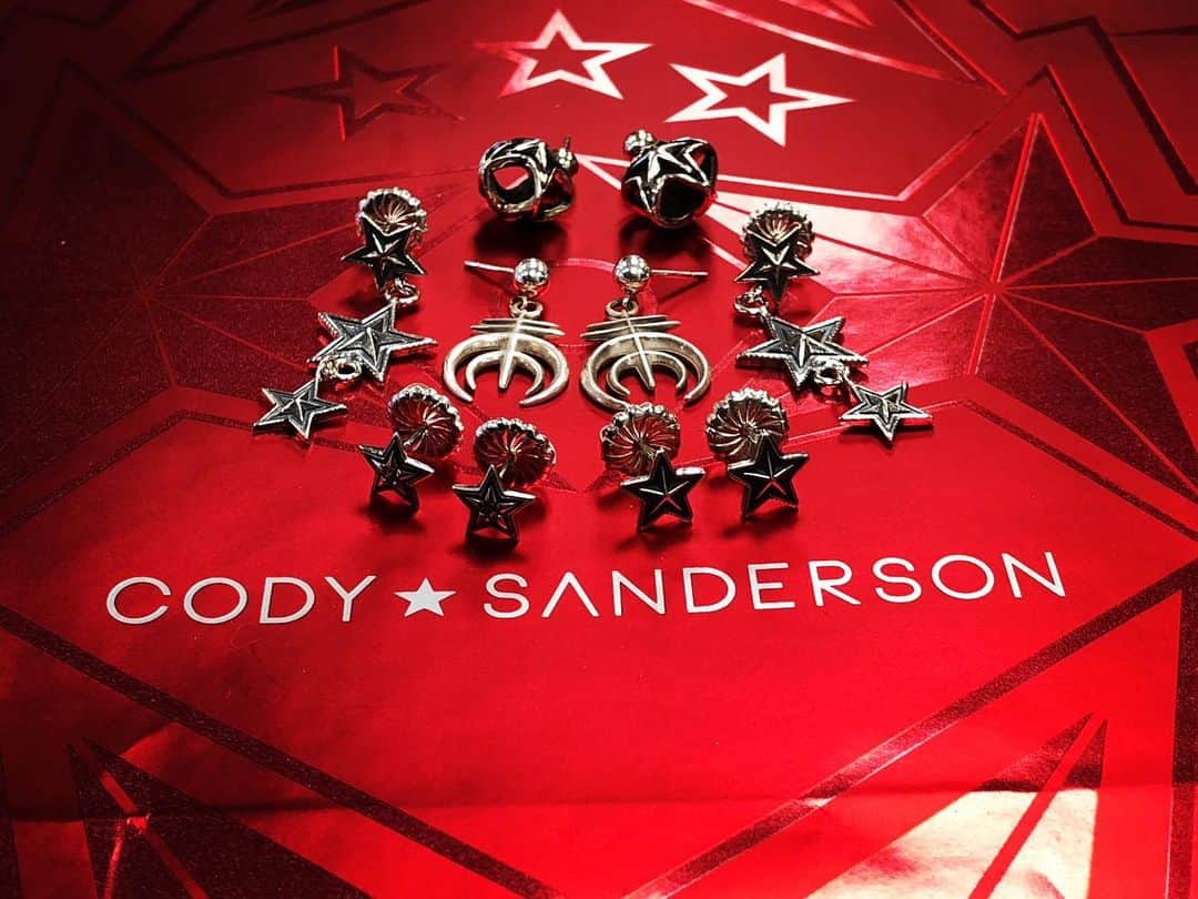 コディ サンダーソンのインスタグラム：「Tiny earrings to make any love one happy or a quick I forgot gift. #navajojewelry #star」