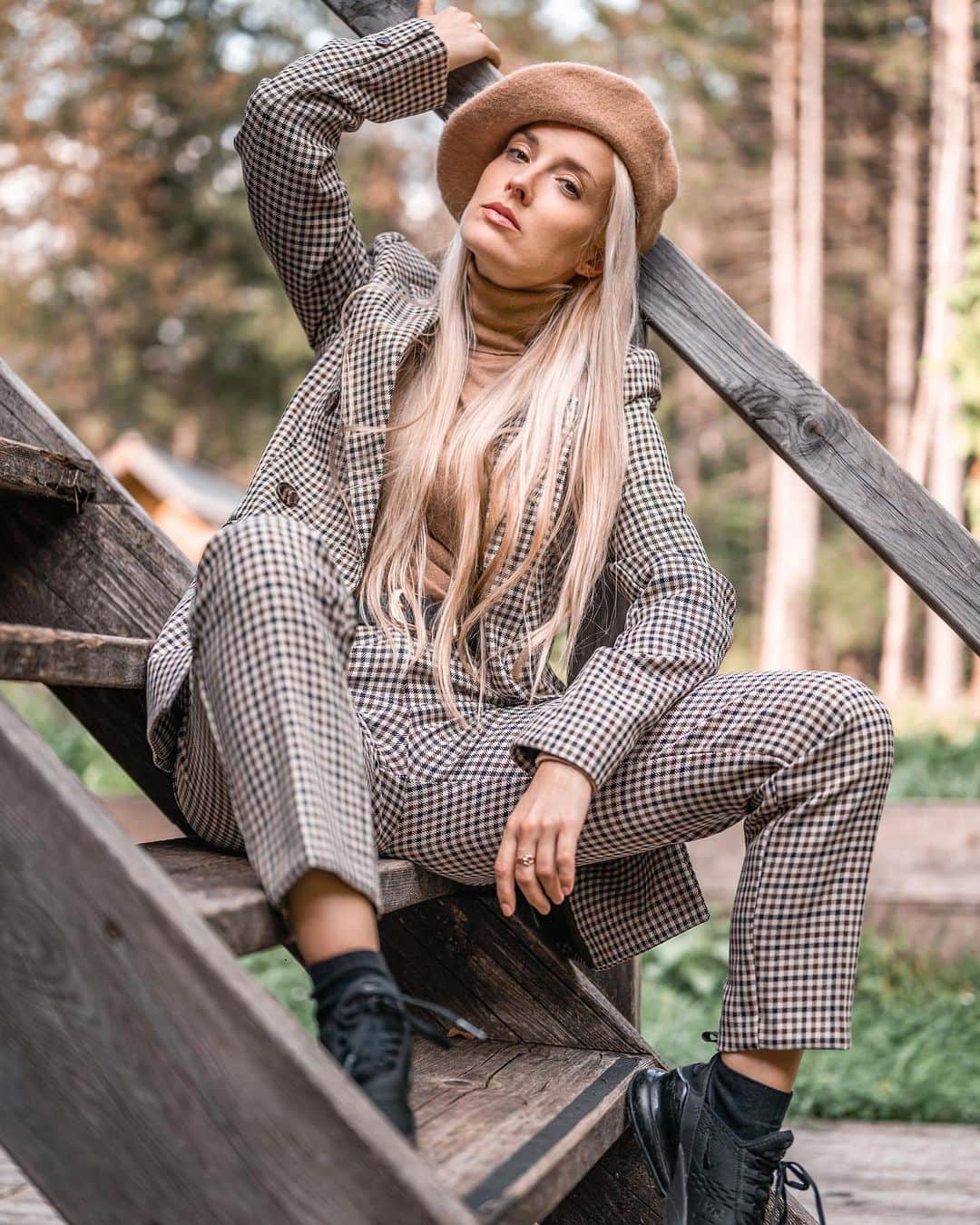 Nika Kljunさんのインスタグラム写真 - (Nika KljunInstagram)「𝙄𝙛 𝙨𝙤𝙢𝙚𝙤𝙣𝙚 𝙞𝙨 𝙣𝙤𝙩 𝙩𝙧𝙚𝙖𝙩𝙞𝙣𝙜 𝙮𝙤𝙪 𝙬𝙞𝙩𝙝 𝙡𝙤𝙫𝙚 𝙖𝙣𝙙 𝙧𝙚𝙨𝙥𝙚𝙘𝙩, 𝙞𝙩 𝙞𝙨 𝙖 𝙜𝙞𝙛𝙩 𝙞𝙛 𝙩𝙝𝙚𝙮 𝙬𝙖𝙡𝙠 𝙖𝙬𝙖𝙮 𝙛𝙧𝙤𝙢 𝙮𝙤𝙪. . Sometimes, we allow ourselves to be treated poorly because we are scared to lose the people we 𝘁𝗵𝗶𝗻𝗸 we need in our lives. But what is more dangerous, is 𝙡𝙤𝙨𝙞𝙣𝙜 𝙮𝙤𝙪𝙧𝙨𝙚𝙡𝙛, trying to hold on to those who are not meant for you and your path. . The universe always shows us. It’s up to us to be willing to open our eyes. Learn how to be honest with yourself, how to stop resisting the truth, and you will save yourself a lot of emotional pain. Your heart needs cleansing to be ready to welcome all of the beautiful energy that 𝙞𝙨 meant for you. . And if the truth hurts, just remember... you haven’t met everyone who is going to love you in this lifetime, yet. There is so much joy waiting for you. ✨  . 📸 by lovely @tijaazman_photography  #behonest #behonestwithyourself #trustyourintuition #loveyouself #putinthework #selfcare #classicoutfit #brownoutfit #outsidephotography #nikakljun #inthewoods」12月19日 5時31分 - nikakljun