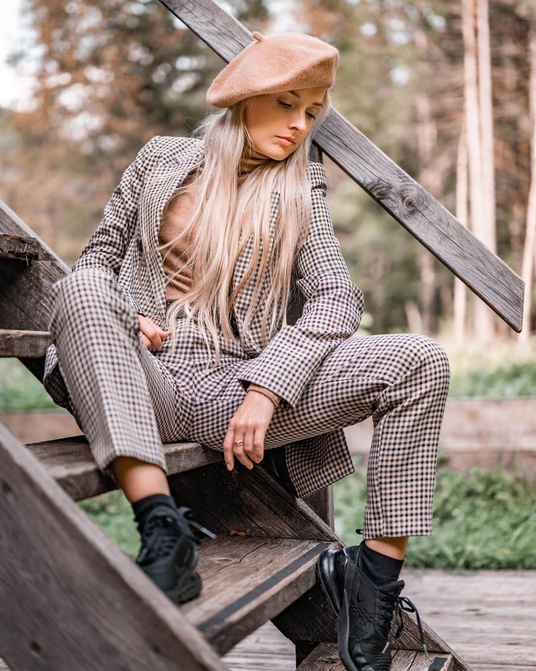 Nika Kljunさんのインスタグラム写真 - (Nika KljunInstagram)「𝙄𝙛 𝙨𝙤𝙢𝙚𝙤𝙣𝙚 𝙞𝙨 𝙣𝙤𝙩 𝙩𝙧𝙚𝙖𝙩𝙞𝙣𝙜 𝙮𝙤𝙪 𝙬𝙞𝙩𝙝 𝙡𝙤𝙫𝙚 𝙖𝙣𝙙 𝙧𝙚𝙨𝙥𝙚𝙘𝙩, 𝙞𝙩 𝙞𝙨 𝙖 𝙜𝙞𝙛𝙩 𝙞𝙛 𝙩𝙝𝙚𝙮 𝙬𝙖𝙡𝙠 𝙖𝙬𝙖𝙮 𝙛𝙧𝙤𝙢 𝙮𝙤𝙪. . Sometimes, we allow ourselves to be treated poorly because we are scared to lose the people we 𝘁𝗵𝗶𝗻𝗸 we need in our lives. But what is more dangerous, is 𝙡𝙤𝙨𝙞𝙣𝙜 𝙮𝙤𝙪𝙧𝙨𝙚𝙡𝙛, trying to hold on to those who are not meant for you and your path. . The universe always shows us. It’s up to us to be willing to open our eyes. Learn how to be honest with yourself, how to stop resisting the truth, and you will save yourself a lot of emotional pain. Your heart needs cleansing to be ready to welcome all of the beautiful energy that 𝙞𝙨 meant for you. . And if the truth hurts, just remember... you haven’t met everyone who is going to love you in this lifetime, yet. There is so much joy waiting for you. ✨  . 📸 by lovely @tijaazman_photography  #behonest #behonestwithyourself #trustyourintuition #loveyouself #putinthework #selfcare #classicoutfit #brownoutfit #outsidephotography #nikakljun #inthewoods」12月19日 5時31分 - nikakljun
