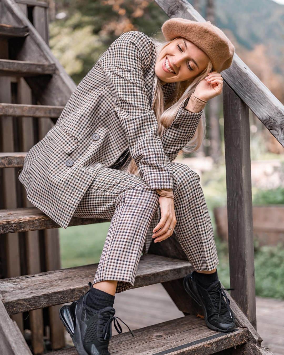 Nika Kljunさんのインスタグラム写真 - (Nika KljunInstagram)「𝙄𝙛 𝙨𝙤𝙢𝙚𝙤𝙣𝙚 𝙞𝙨 𝙣𝙤𝙩 𝙩𝙧𝙚𝙖𝙩𝙞𝙣𝙜 𝙮𝙤𝙪 𝙬𝙞𝙩𝙝 𝙡𝙤𝙫𝙚 𝙖𝙣𝙙 𝙧𝙚𝙨𝙥𝙚𝙘𝙩, 𝙞𝙩 𝙞𝙨 𝙖 𝙜𝙞𝙛𝙩 𝙞𝙛 𝙩𝙝𝙚𝙮 𝙬𝙖𝙡𝙠 𝙖𝙬𝙖𝙮 𝙛𝙧𝙤𝙢 𝙮𝙤𝙪. . Sometimes, we allow ourselves to be treated poorly because we are scared to lose the people we 𝘁𝗵𝗶𝗻𝗸 we need in our lives. But what is more dangerous, is 𝙡𝙤𝙨𝙞𝙣𝙜 𝙮𝙤𝙪𝙧𝙨𝙚𝙡𝙛, trying to hold on to those who are not meant for you and your path. . The universe always shows us. It’s up to us to be willing to open our eyes. Learn how to be honest with yourself, how to stop resisting the truth, and you will save yourself a lot of emotional pain. Your heart needs cleansing to be ready to welcome all of the beautiful energy that 𝙞𝙨 meant for you. . And if the truth hurts, just remember... you haven’t met everyone who is going to love you in this lifetime, yet. There is so much joy waiting for you. ✨  . 📸 by lovely @tijaazman_photography  #behonest #behonestwithyourself #trustyourintuition #loveyouself #putinthework #selfcare #classicoutfit #brownoutfit #outsidephotography #nikakljun #inthewoods」12月19日 5時31分 - nikakljun