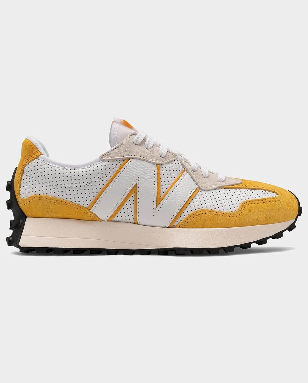トッドスナイダーさんのインスタグラム写真 - (トッドスナイダーInstagram)「Kicks of the Day 👟 New Balance 327 In White & 🔵 🔴 🟡 Tap the posts to shop ⏫ #toddsnyder #newbalance #newbalance327 #justin #TSxNewBalance #sneakerhead #sneakeraddict #kicksonfire #kicksoftheday」12月19日 5時25分 - toddsnyderny