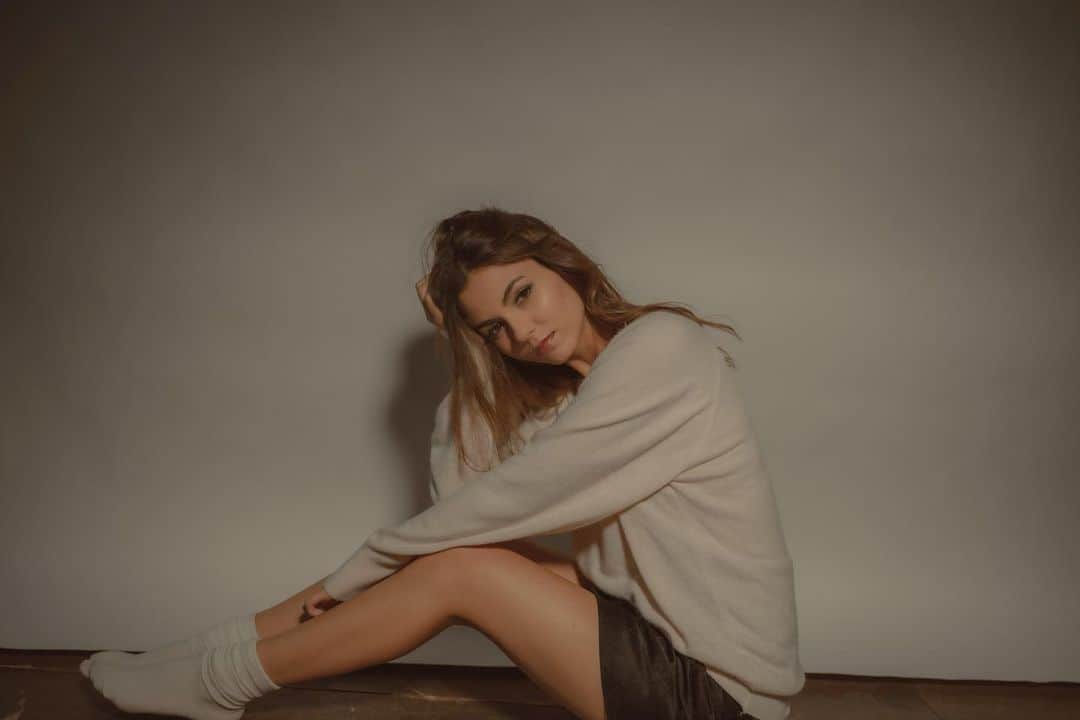 ヴィクトリア・ジャスティスのインスタグラム：「Be good to yourself this weekend... oh & stream #TreatMyself 🥰」