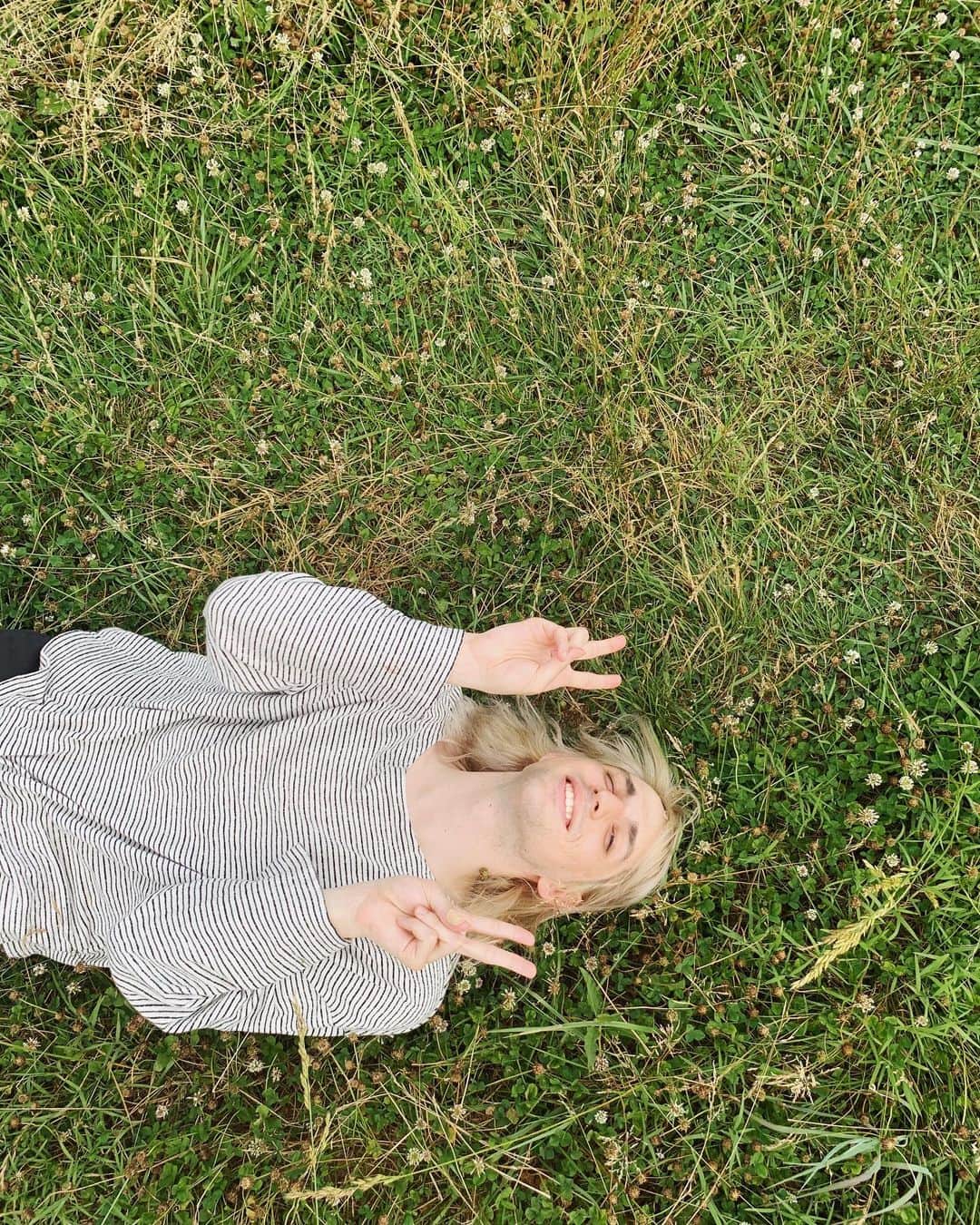 ポーター・ロビンソンのインスタグラム：「as of today, Nurture is 100% finished.  i turned in the absolute final version a few minutes ago. it’s my favorite music i’ve ever made. i’m so so fucking grateful for the extra time... the album (and me) have both benefitted so much.  now that it’s submitted it’ll still be a few months before it comes out. expect a single or two between now and then >:)  alright imma go celebrate by immediately starting on making the live show.」