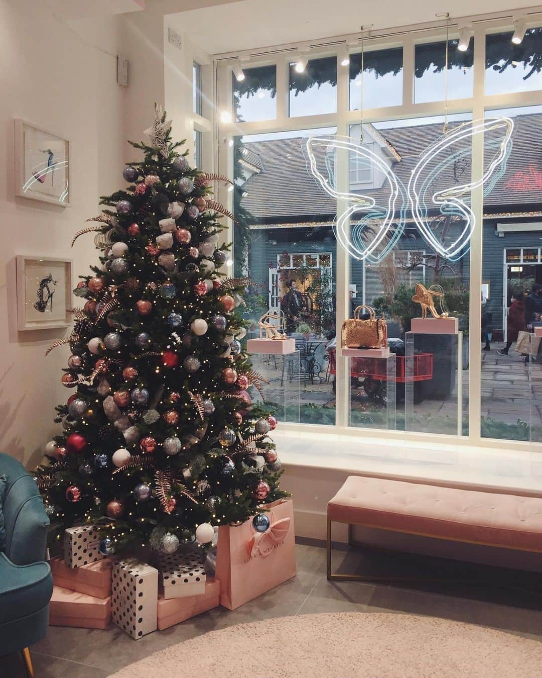 SOPHIA WEBSTERさんのインスタグラム写真 - (SOPHIA WEBSTERInstagram)「Come and find us at @bicestervillage... Check out our specially selected selection just in time for Christmas. 👠👛🦋 Whether you’re treating a loved one or yourself, we have the perfect gifts ready and waiting just for you. ✨🥰⁣ ⁣ Thank you to @thefestivegroup for the most beautiful decorations, we are feeling oh so festive! 🎄🌟🎁⁣ ⁣ #SophiaWebster #SophiaWebsterXBicesterVillage ⁣」12月18日 20時33分 - sophiawebster