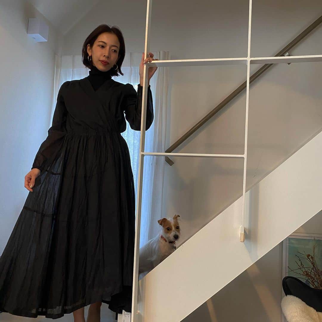 水野里砂のインスタグラム：「@casa_fline  冬のタートル仕込んだblack dressもいいよね〜🖤 ちょうどSALE中なので嬉しい🖤  愛犬がシュールな2枚目もご覧下さい🐕  #casafline」