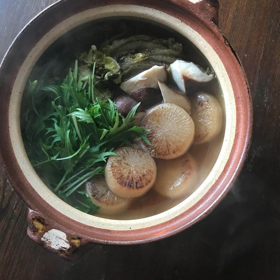 kanaのインスタグラム：「お野菜便  ビオファーム美土里の #大根 #白菜 #水菜 大根ステーキにと思ったけれど あまりの寒さに お鍋に変更した日 胡麻油で焼き目を付けた 白菜も甘くてとっても美味しい  #白州山の水農場 さん 肉厚な冬の椎茸は 香り良く歯触りも最高  もちろん @brevicaule しーちゃんの #柚子こしょう とね  心も身体も温まりました」
