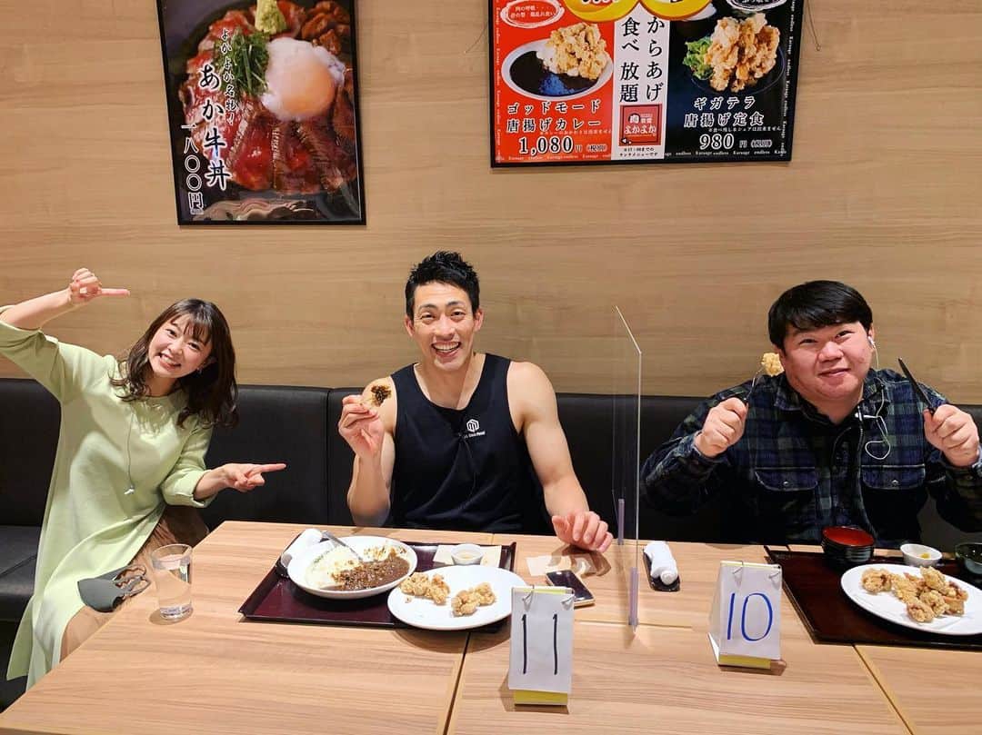常盤よしこのインスタグラム：「今日の中継は サクラマチクマモト地下一階 肉食堂よかよか 45分間 無限唐揚げ食べ放題♫ オムロンハンドボールAC銘苅さん VS 前田くん 銘苅さん36個完食！！ 美味しそうだったー😋  #kkt #てれビタ  #金曜中継 #無限唐揚げ食べ放題 #唐揚げうまい  #肉食堂よかよか #赤牛丼が有名だよ #サクラマチクマモト地下1階  #サクラマチクマモト」