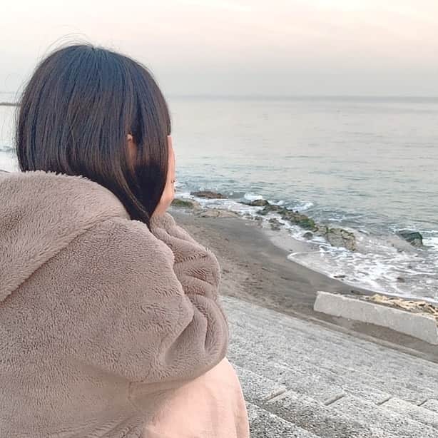 Dorothy Little Happyのインスタグラム：「＼今年最後の海だぁ〜〜〜／ ・ ・ なんて叫んでるかはご想像にお任せ😳 ・ #横須賀 #海 #齋藤きらら」