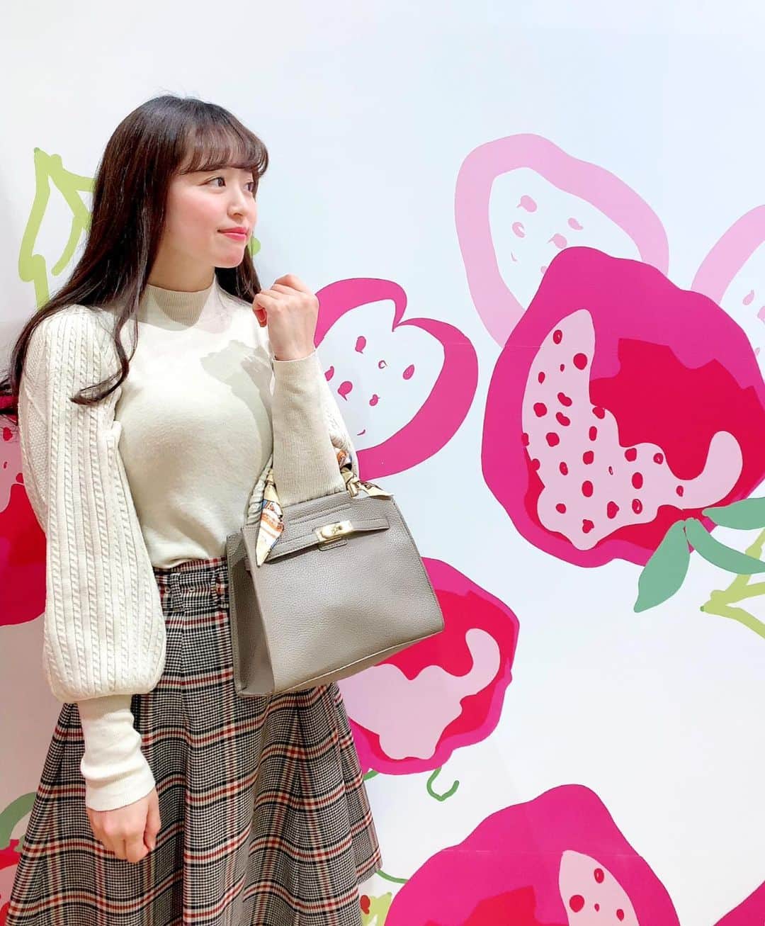 めぇたんのインスタグラム：「こんばんは🌙 やっと金曜日だ〜\( ˆoˆ )/💗 今はアイスを食べながらまったり🍨✳︎ . 写真は先日可愛いイチゴの壁を見つけたので 撮ってもらいました😆🍓 この日はおろしたてのトップスとバッグ♡ トップスは @fifth_store の物なのですが 袖のぽわんが可愛くてお気に入りです💕 バッグは @editsheen_store の物で どちらも60%オフクーポンが出てたので めちゃめちゃプチプラです😂💫 . #fifth #fifthtl #フィフス #フェミニン #ボリュームスリーブ #160cm以上コーデ #女の子ママ #ママコーデ #jillbyjillstuart #ジルバイジルスチュアート #editsheen #エディットシーン #bag #バッグ #スカーフハンドルミディバッグ #ケーブル編みボリュームスリーブニット」