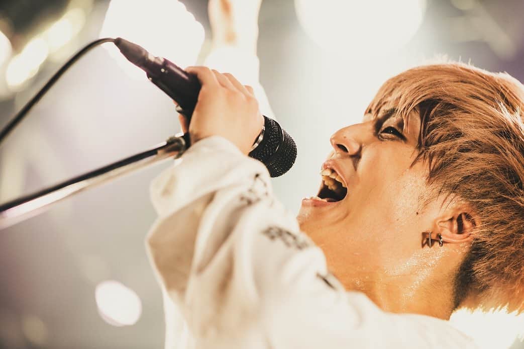睦のインスタグラム：「11/27 赤羽ReNY RAISE A FLAG ワンマンツアー "反撃"  今年のワンマンツアーはこの時期でなかなか心配事だらけだったけど無事開催出来てよかった。 応援してくれるあなたのおかげです。いつもありがとう。 いま出来ることをこれからも全力で届けていくのでよろしくお願いいたします。 来られなかった人もたくさんいたと思う。 落ち着いたらバチバチにやろうな。  photo by @mnmy_0073」