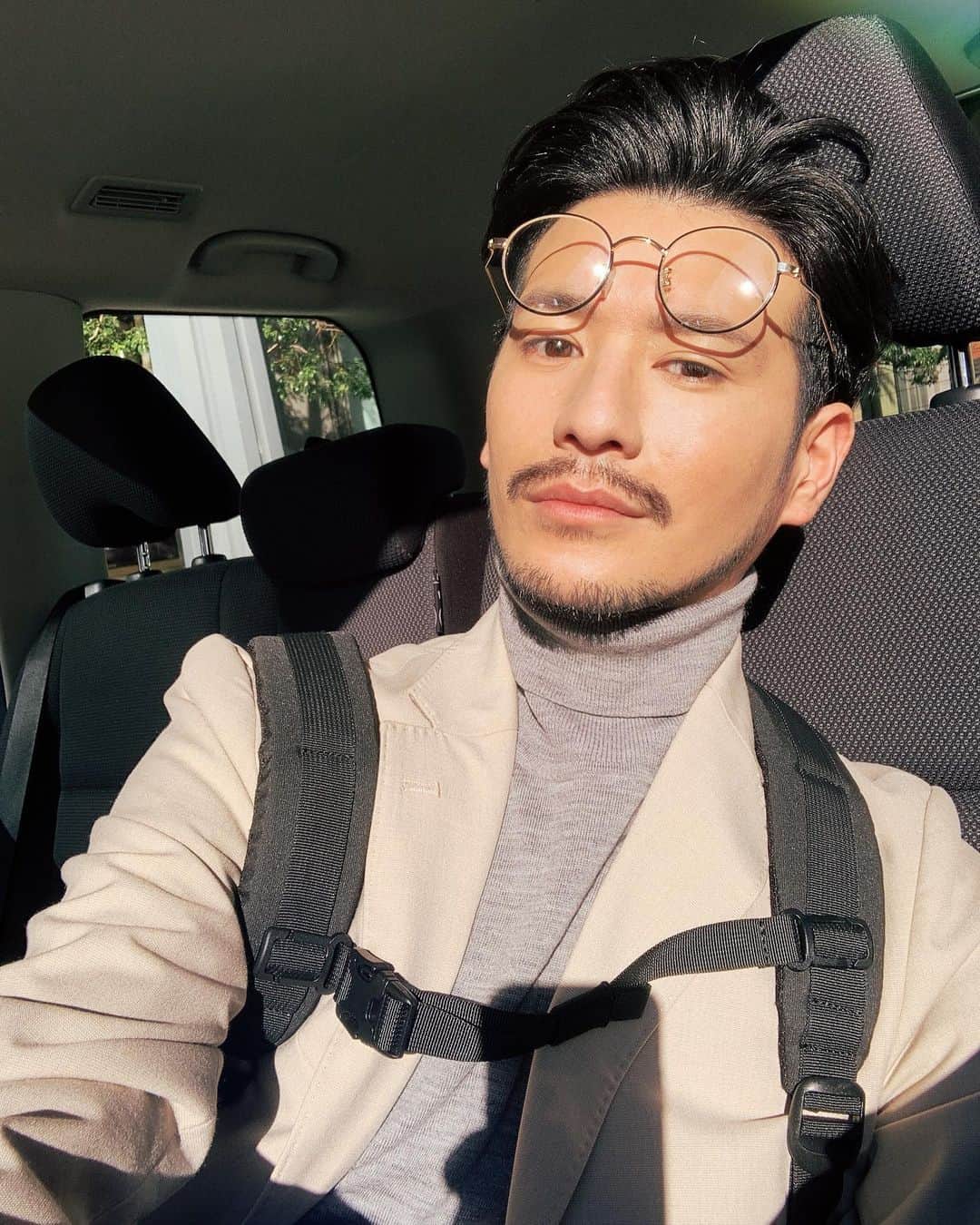 楠ダニエルのインスタグラム：「ドヤってるけど普段はこんなんじゃないよ﻿ ﻿ ずっとニヤニヤしてるよ🙂﻿ ﻿ ﻿ 今日は早朝から撮影だったので﻿ 昨日は早く寝なければと思っていたのに、、﻿ ﻿ 寝たのが2時で起きたのが4時半😅﻿ ﻿ でも意外に今日は元気で﻿ セルフィーする余裕までありました💪﻿(待機中の車でな) ﻿ ﻿ 明日も早朝から撮影なので﻿ 今日はお風呂入ってもう寝るよ🙃﻿ ﻿ ﻿ 今週から撮影と移動で忙しくなります🛩﻿ 体調管理に気をつけて明日も頑張ろう！﻿ ﻿ ﻿  ﻿ #セルフィー#冬コーデ#眼鏡男子#ロケ撮影#タートルネック #オフィスカジュアル  #アパレル#aw#秋冬#コーデ﻿ #メンズファッション﻿ #お仕事#shooting #フリーモデル#フリーランスモデル#fashion #ハーフ#wear#tokyo#japan#asian##撮影#ハーフモデル#ダニエル#tokyofashion #danny」