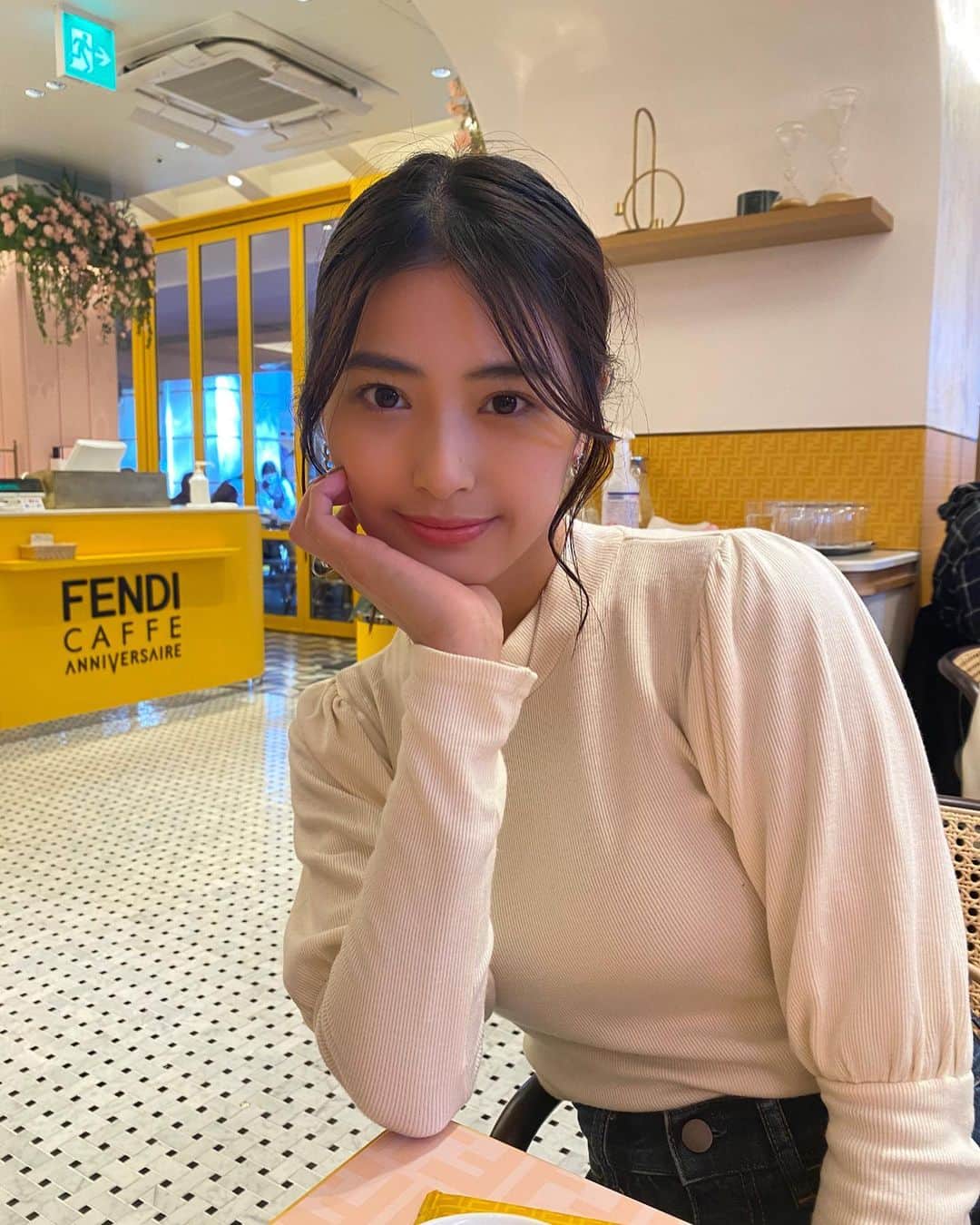 のインスタグラム：「@25_sumire_25 すみみと平日の朝10時半から並んで1時間少しで店内入れました🥺一巡目の人たちが出てきはじめてタイミングよく店内に入れそうだったので少し待ってから店内に入りました🤤黄色が本当可愛くてパシャパシャ大会してました😏💫. . . #fendicafe #fendi #catstagram #anniversairecafe #cafe #cafelatte #me #i #カフェ #カフェ巡り #カフェスタグラム #カフェラテ #カフェ部 #カフェ活  #フェンディカフェ #フェンディ #cafelatte #omotesando #omotesandocafe #表参道カフェ #表参道グルメ #期間限定ショップ #期間限定カフェ #期間限定スイーツ」