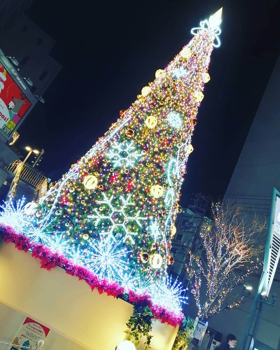 林智美 さんのインスタグラム写真 - (林智美 Instagram)「クレド岡山の クリスマスツリー🎄  最近寒くなったおかげで、 クリスマスが近いことを認識しました。 来週だって。はや！  そんな来週の金曜日・25日は、 ｢メリークリスマス FM岡山カウントダウンパーティー🎉｣ DJ陣勢揃い&プレゼント盛りだくさんで お届けしますのでどうぞお楽しみに🥺✨  #Okayuka ちゃんのトーク&ライブもあるよ！ * #FM岡山 #岡山 #ラジオ #radio #ラジオDJ #生放送 #クリスマス #クリスマスツリー #ツリー #イルミネーション #12月 #radikoでもどうぞ」12月18日 20時42分 - h_tomomi_i