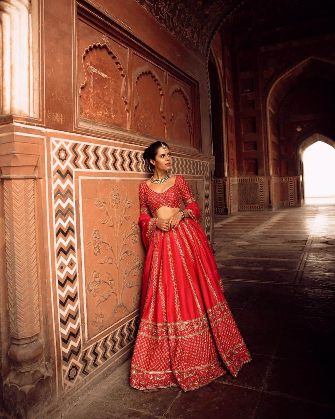 Aakriti Ranaさんのインスタグラム写真 - (Aakriti RanaInstagram)「I had been planning to shoot at taj Mahal since 2 years now and the plan just never worked out. A few days ago I finally planned a day trip to Agra and shot this gorgeous outfit at Taj Mahal. Because of Covid they aren’t allowing a lot of people there and that’s the reason you aren’t seeing anyone in my posts. Wearing this gorgeous outfit from @geethikakanumilli_official !  Lensed by : @shivamphotoworks  Direction : @_shrutichawla_  Styling : @adi.anjaani   #Aakritirana #tajmahal #india #incredibleindia #agra #lehenga #weddingdress #traveller #indianwedding #indianwear #outfitinspiration」12月18日 20時43分 - aakritiranaofficial