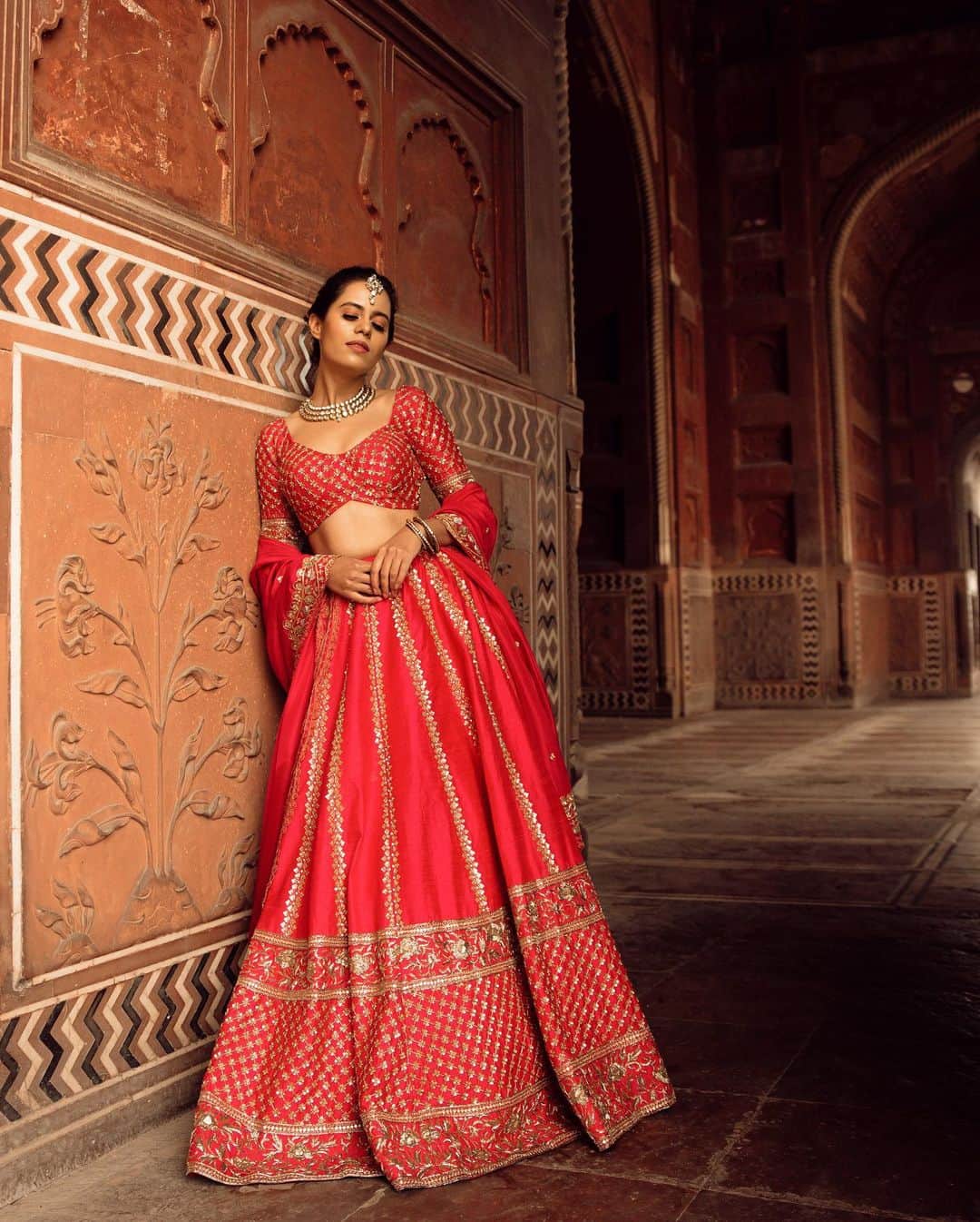 Aakriti Ranaさんのインスタグラム写真 - (Aakriti RanaInstagram)「I had been planning to shoot at taj Mahal since 2 years now and the plan just never worked out. A few days ago I finally planned a day trip to Agra and shot this gorgeous outfit at Taj Mahal. Because of Covid they aren’t allowing a lot of people there and that’s the reason you aren’t seeing anyone in my posts. Wearing this gorgeous outfit from @geethikakanumilli_official !  Lensed by : @shivamphotoworks  Direction : @_shrutichawla_  Styling : @adi.anjaani   #Aakritirana #tajmahal #india #incredibleindia #agra #lehenga #weddingdress #traveller #indianwedding #indianwear #outfitinspiration」12月18日 20時43分 - aakritiranaofficial