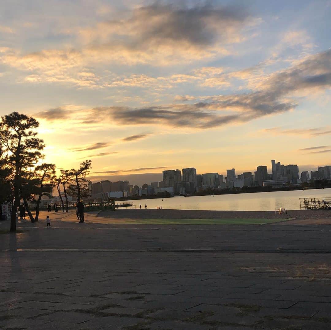 長谷川唯さんのインスタグラム写真 - (長谷川唯Instagram)「・ ・ ぼーっと一人で外の風景を見るのがすき。東京の街はキラキラしてるね✨また田舎とは違う風景が素敵❤︎  ・ ・ #today #tokyo #東京 #今日もありがとう #happy #深く深呼吸 #love #instagood」12月18日 20時43分 - yuihasegawa