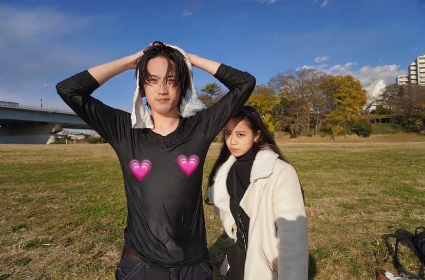 岩田まありのインスタグラム：「なんか濡れてて草😇‼️  公園歩くっていう小学生デートしてきた😙✨YouTube明日投稿するから見てね‼️‼️💗  この時お腹痛すぎてばり機嫌悪そうなワイ😅😅  #カッポー#キャッポー#カップル#ハート隠し#腹痛顔#夜な夜なラブ子さん」