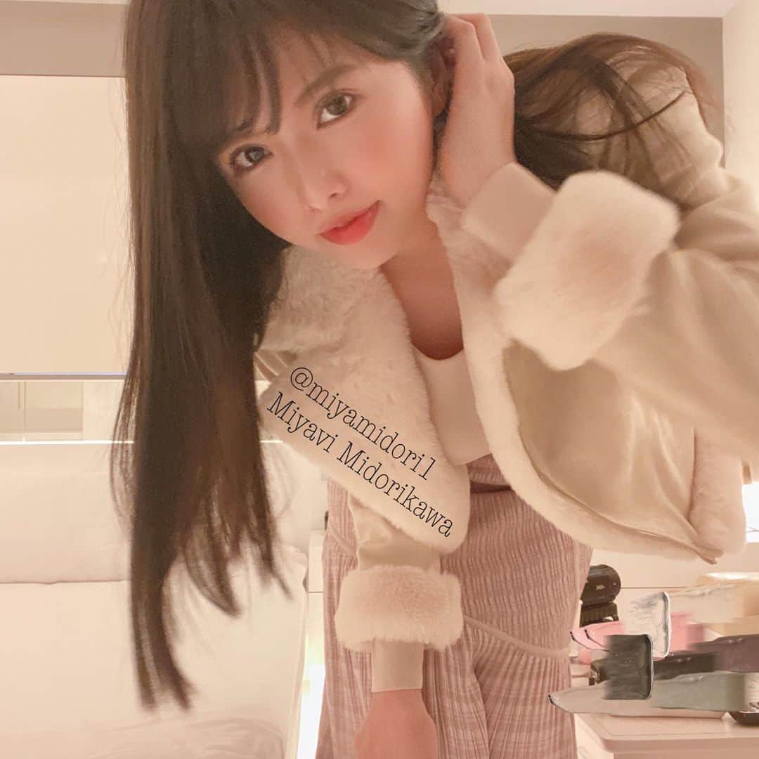 のインスタグラム：「この前の撮影の時の写真。 ぶりっこぶりぶり😘  でもぶりっ子は嫌いじゃない 彼女たちは私よりいろいろ努力してるから好き！！ 素敵！！  それはさておき 今日は寝て曜日です😘 羨ましいだろうψ(｀∇´)ψ あははは！  #av女優  #女優　 #グリッド投稿  #アダルト  #adult  #セクシー  #ファッション　 #緑川みやび  #ファビュラス  #グラマラス  #fashion  #fabulous  #sexy #dress #ポートレート  #お洒落さんと繋がりたい  #instagood  #instalike  #like4like  #followme  #ファッション  #ootd  #beauty #instabeauty  #instafashion  #model  #style  #focus  #color  #art」