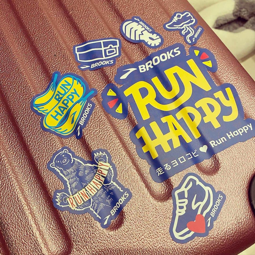 下門美春さんのインスタグラム写真 - (下門美春Instagram)「BE HAPPYキャンペーン対象店舗 (ゼビオ、ヴィクトリア計４１店舗)にて 期間中、来店者の希望者に対して「RUN  HAPPY」BROOKSオリジナルステッカー配布中 👟✨  キャンペーン対象店舗についてはBROOKS公式HPをチェック   ・インスタ投稿キャンペーンも開催中   ＠brooksrunningjp をフォローし、#brooksrunhappy  のハッシュタグをつけて、 ハッピーを感じる瞬間を投稿！   2週間に1回抽選を実施し、当選者にはゴースト13をプレゼント！  だってさ🙂(←超他人事)笑 それどころじゃないのよ、荷物の準備しなきゃいけないのにサンプルのステッカーが大量に届いたからとりあえずキャリーに貼ったれ。 と思ってまだ準備出来てない、、眠い🥲💦笑  #japan #marathon #runner #マラソン #マラソン女子 #ランニング #ランニング女子 #brooks #runhappy」12月18日 20時56分 - 38shimo