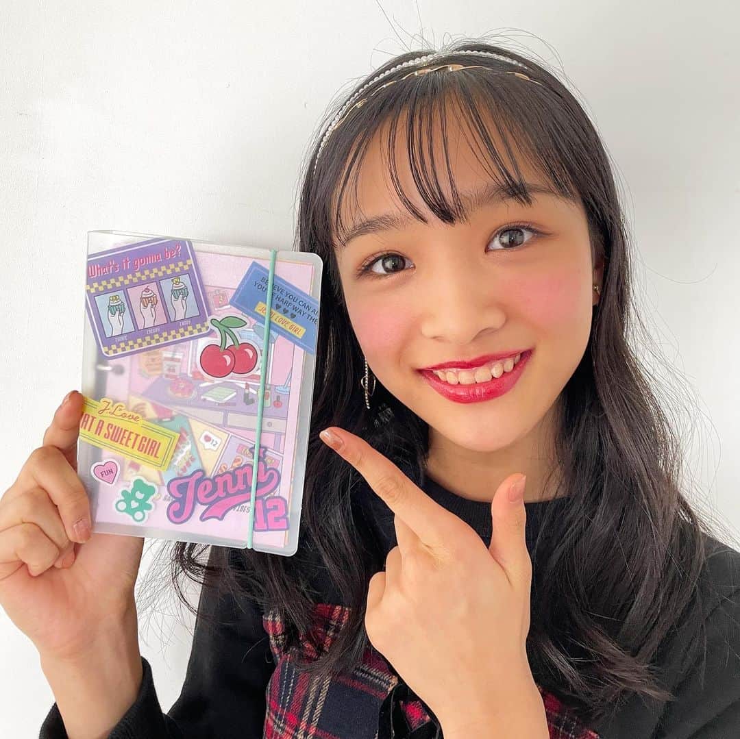 ニコ☆プチのインスタグラム：「. もうすぐニコ☆プチ2月号の発売日💗 楽しみにしてくれてますか🥺？  2月号のふろくは… ジェニィラブのシステム手帳！ ニコ☆プチでしかゲットできないオリジナル柄が かわゆすぎなのです🤦‍♀️ バインダータイプだから、 自由にカスタマイズしてね！  2021年はこの手帳と一緒に 楽しい一年になりますように✨  2月号は12月22日発売です 楽しみに待ってね🌈  #ニコプチ #ジェニィラブ #手帳 #システム手帳 #ふろく #付録 #中山あやか」