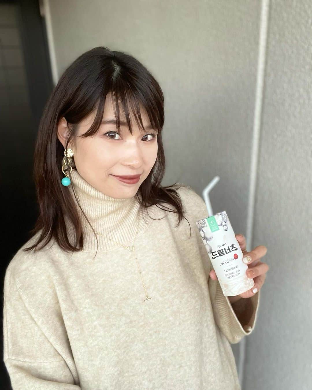 三佐和あやさんのインスタグラム写真 - (三佐和あやInstagram)「韓国で人気の糖質制限ダイエットサポートドリンク飲んでみました！ @ketojennie_japan   めっちゃ流行ってるらしくて 日本でも販売スタートしたらしいです！👀  超低カロリー 糖類ゼロ 茶色い方が 45ｷﾛｶﾛﾘｰ で、白い方が80ｷﾛｶﾛﾘｰ。 味が2種類あるよ！  茶色い方は アーモンドティー  わたし、アーモンドティー飲んだ事なかったので、普通においしい紅茶の味だと思いました👀 ほろ苦くて 少し甘い、甘すぎない  白い方は ナッツ味のデカフェ コレ好きな人は癖になるような味！ わたしは 好き！  嫌いな人は嫌いだと思うんですよね〜  好み分かれると思います！  血糖値を上げずに空腹状態をキープできる食べ物の代わりになるのと、 ストロー付きなので どこでも気軽に飲めるんで、なんせ、気軽。  これね、お腹に溜まるんで 空腹感満たせました〜 ぜんぜん苦じゃない。 朝ごはん代わりとか、晩ごはん代わりに 置き換えれたら ダイエットできそう。 3日間でも 1日3食のどこかに取り入れたら、スッキリ減量が期待できそう。  今日はね、たまたま お昼食べる暇なかったので、 夕方に 置き換えて飲みました！ こんな日は 思いつきでダイエットしちゃおうと思って！  日本では来年1月以降に販売を予定していて、このタイミングから予約注文の受付をはじめるみたいですよ！ ストーリーズに販売サイトのリンク貼るので、興味あったら見てみてくださいね！ わたし、興味ある！何本かほしいなぁ〜🥛  *+___________+* ケトジェニック・糖質制限ダイエットサポートドリンク KETO Jennie *+___________*+  #pr #ダイエット食事 #ダイエットメニュー #ダイエット方法 #ダイエット料理 #ダイエット記録 #ダイエット生活 #ダイエットレシピ #健康食品 #健康的に痩せる #健康オタク #健康  #sponsored #castme #ketojennielife #mctオイル #糖質制限おやつ」12月18日 20時49分 - misawa_aya