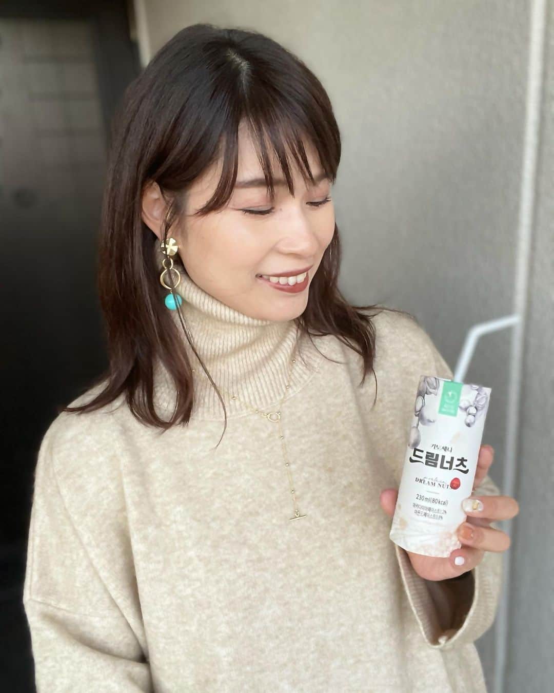 三佐和あやさんのインスタグラム写真 - (三佐和あやInstagram)「韓国で人気の糖質制限ダイエットサポートドリンク飲んでみました！ @ketojennie_japan   めっちゃ流行ってるらしくて 日本でも販売スタートしたらしいです！👀  超低カロリー 糖類ゼロ 茶色い方が 45ｷﾛｶﾛﾘｰ で、白い方が80ｷﾛｶﾛﾘｰ。 味が2種類あるよ！  茶色い方は アーモンドティー  わたし、アーモンドティー飲んだ事なかったので、普通においしい紅茶の味だと思いました👀 ほろ苦くて 少し甘い、甘すぎない  白い方は ナッツ味のデカフェ コレ好きな人は癖になるような味！ わたしは 好き！  嫌いな人は嫌いだと思うんですよね〜  好み分かれると思います！  血糖値を上げずに空腹状態をキープできる食べ物の代わりになるのと、 ストロー付きなので どこでも気軽に飲めるんで、なんせ、気軽。  これね、お腹に溜まるんで 空腹感満たせました〜 ぜんぜん苦じゃない。 朝ごはん代わりとか、晩ごはん代わりに 置き換えれたら ダイエットできそう。 3日間でも 1日3食のどこかに取り入れたら、スッキリ減量が期待できそう。  今日はね、たまたま お昼食べる暇なかったので、 夕方に 置き換えて飲みました！ こんな日は 思いつきでダイエットしちゃおうと思って！  日本では来年1月以降に販売を予定していて、このタイミングから予約注文の受付をはじめるみたいですよ！ ストーリーズに販売サイトのリンク貼るので、興味あったら見てみてくださいね！ わたし、興味ある！何本かほしいなぁ〜🥛  *+___________+* ケトジェニック・糖質制限ダイエットサポートドリンク KETO Jennie *+___________*+  #pr #ダイエット食事 #ダイエットメニュー #ダイエット方法 #ダイエット料理 #ダイエット記録 #ダイエット生活 #ダイエットレシピ #健康食品 #健康的に痩せる #健康オタク #健康  #sponsored #castme #ketojennielife #mctオイル #糖質制限おやつ」12月18日 20時49分 - misawa_aya