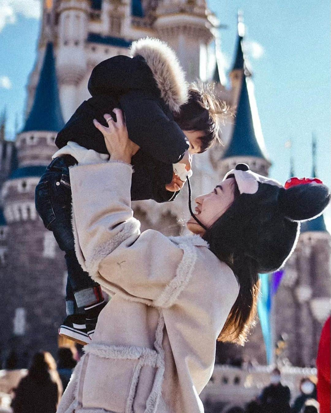 Ayaさんのインスタグラム写真 - (AyaInstagram)「Disney♥️💙 パパに撮ってもらった📸  #Disney#disneyland#ディズニーランド#家族ディズニー #sony#a6400#一眼レフ#息子と#1歳#男の子ベビー#ママ」12月18日 20時49分 - aya__fit