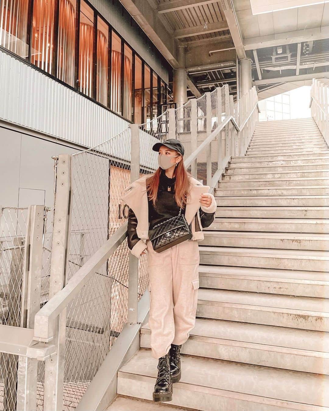 ✷kana✷のインスタグラム：「🖤 . . MIYASHITA PARKがリニューアルして なにげに初めて遊びに行った！ こんなおしゃれになってたなんて🥺✨ . 買い物もご飯も、そして初の筋肉食堂は お気に入りランチリストに登録📝🥓笑 . . #coordinate」