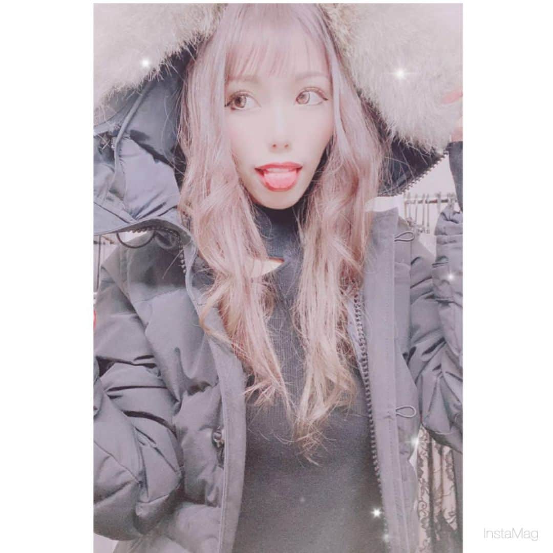 あゆかのインスタグラム：「クリスマスっぽい！！ 来週ね23.24日はクリスマスコスプレイベント🎅🤶🎄 見に来てね！！  今日そごう買い物行っんだけど、 男ばっかりでみんなクリスマスプレゼント選んでてなんか一人でほっこりしてたwww みんな彼女は大事にしてね！笑 わたしにもサンタくるよね？笑  .  .  #千葉キャバクラ#千葉富士見キャバ嬢#千葉富士見町キャバ嬢#千葉富士見キャバクラ#arドレス#ジュエルズドレス#オンラインキャバクラ#ファッション好きな人と繋がりたい#ヘアメイク#お家スタイル#息してる？#followｍe4 #follow4like#followtrain」