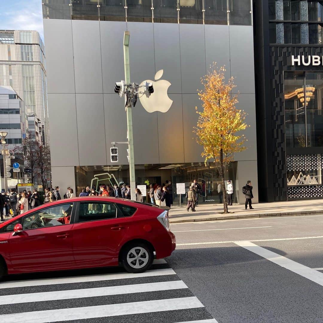 佐藤竜雄のインスタグラム：「今日は三ヶ月ぶりの銀座でした。人少なかったけどApple Storeは行列でしたね。 #移動はドキドキ #空いててよかった #肩の荷おりた」