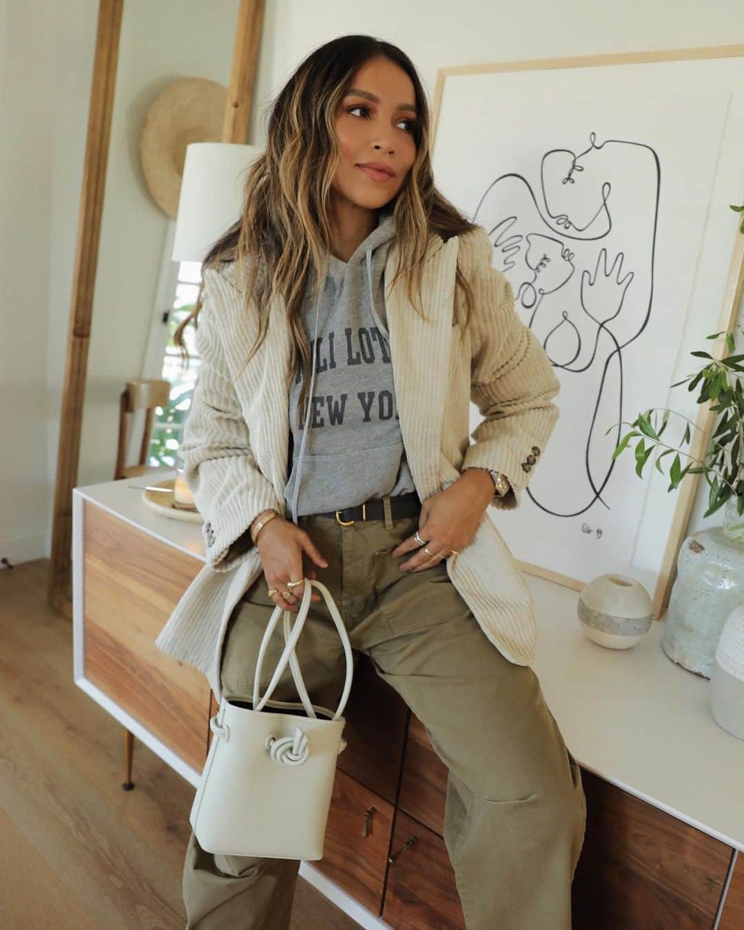 ジュリー・サリニャーナのインスタグラム：「Layered up at home for a casual zoom meeting.✨ check link in bio for more of my looks!」